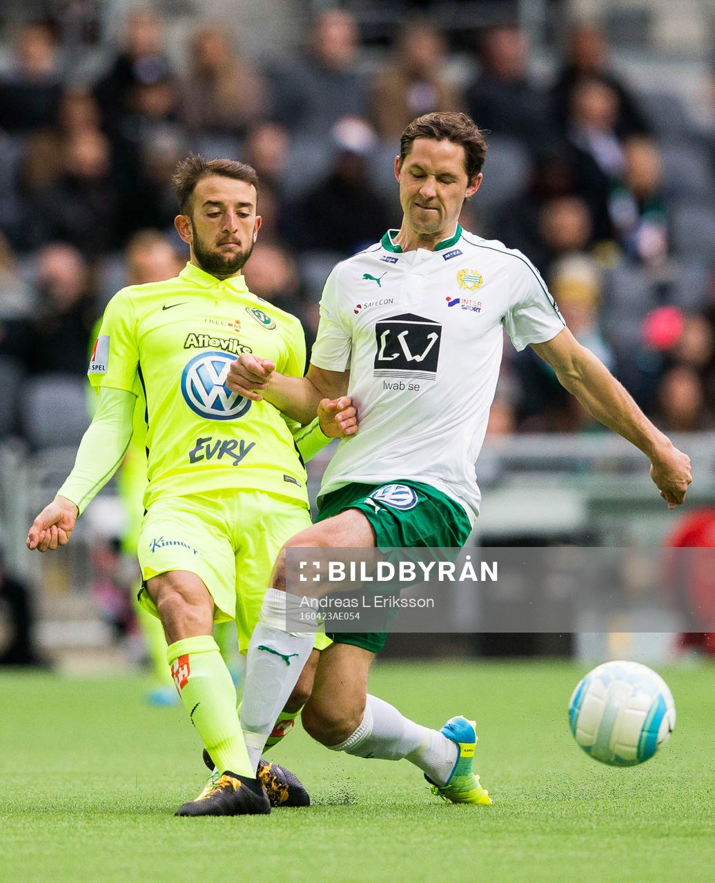 Jönköpings Robert Gojani i kamp om bollen med Hammarbys Philip Haglund under fotbollsmatchen i Allsvenskan mellan Hammarby och Jönköping den 23 april 2016 i Stockholm.