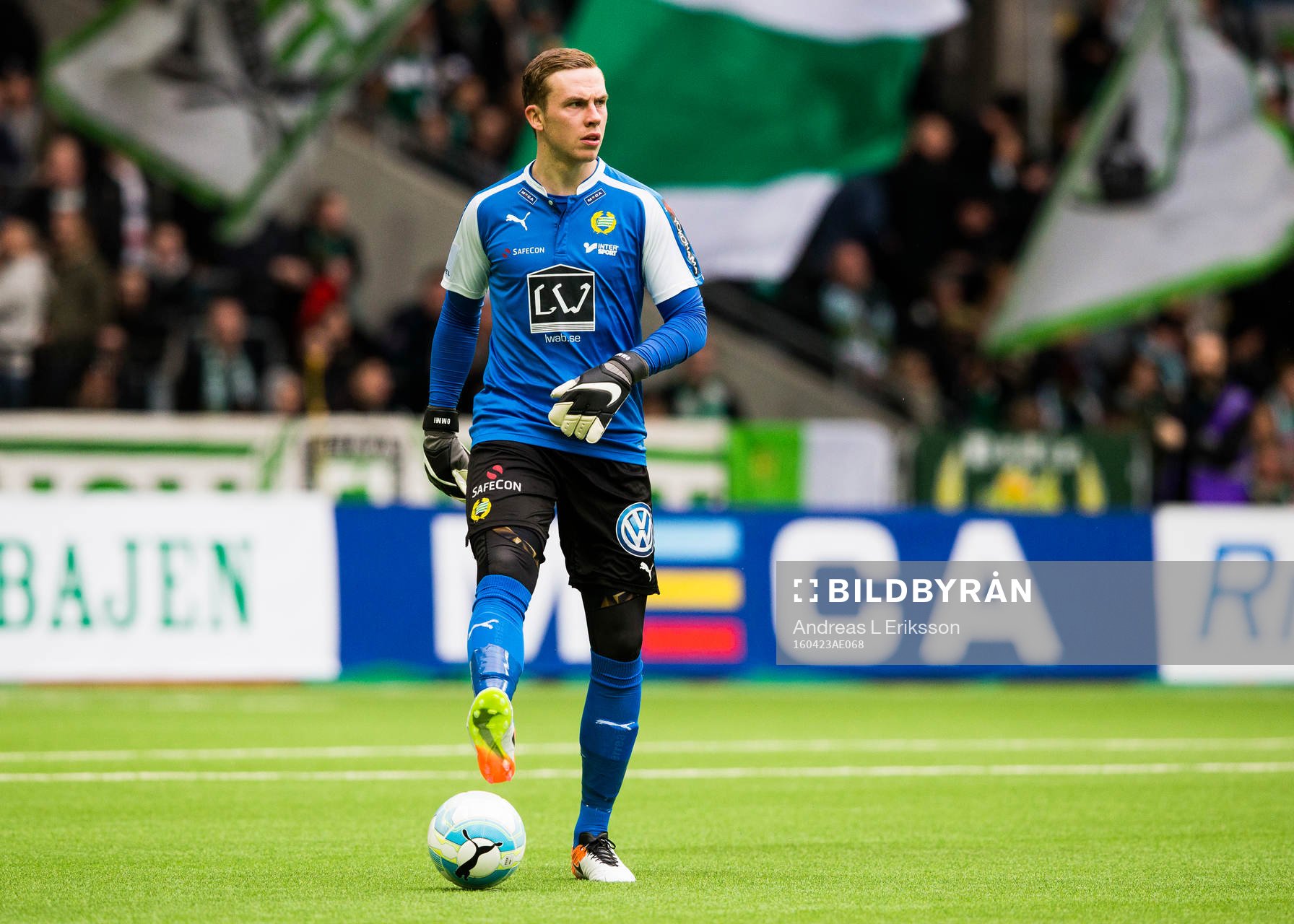 Hammarbys målvakt Ögmundur Kristinsson med bollen