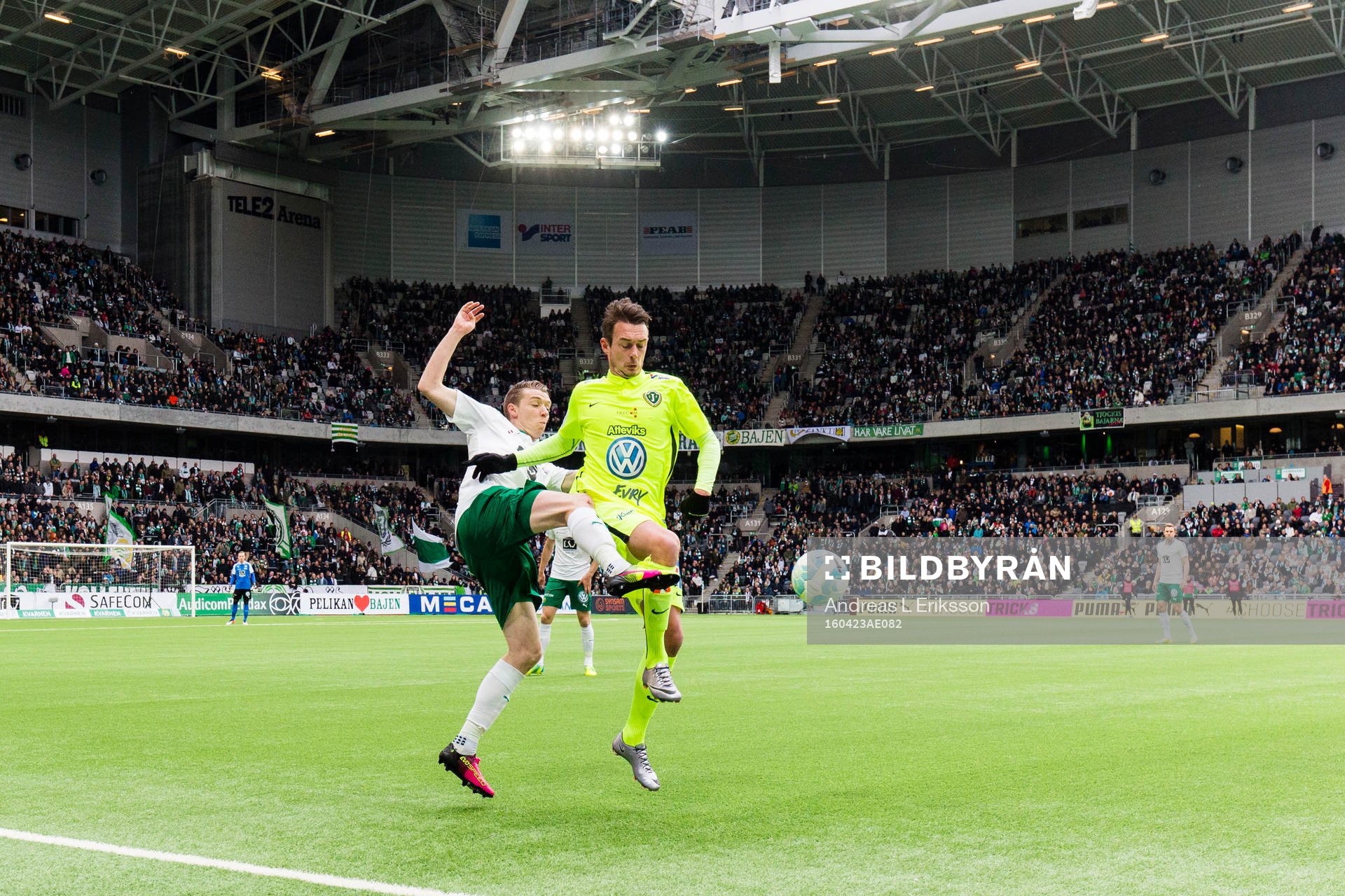 Hammarbys Birkir Már Saevarsson i kamp om bollen med