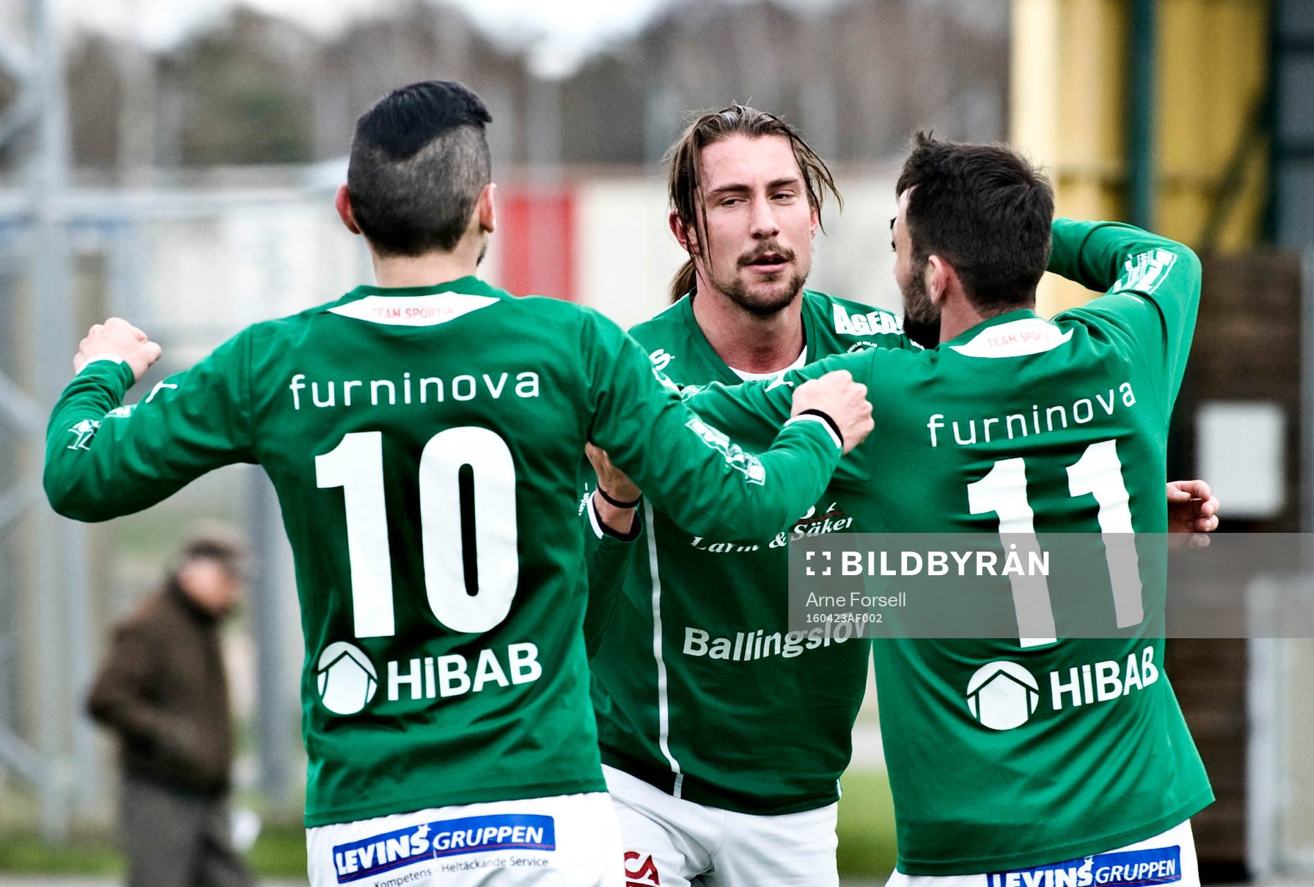 Kristian Eriksson gratuleras av Burim Rexhepi och Lindon