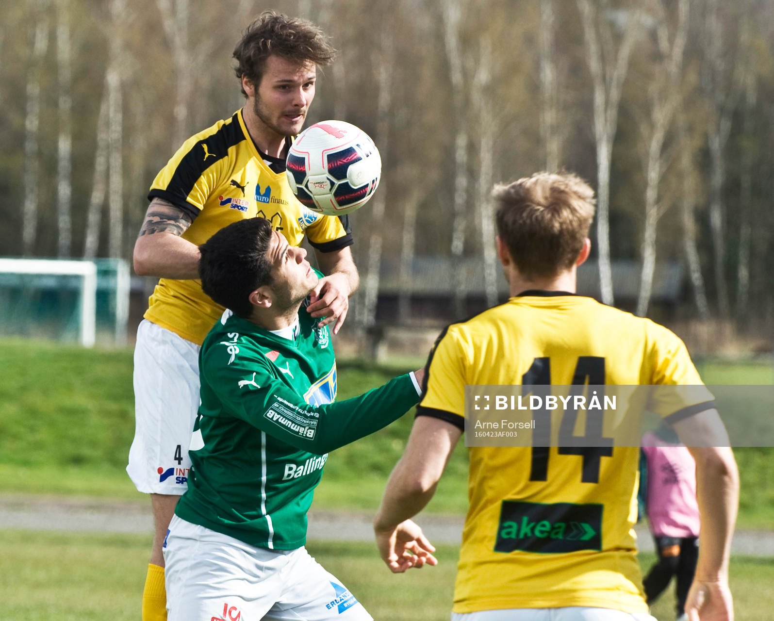 Fotboll, Hässleholm - Lunds BK, Div 2:  Tommy Filipovic i nickduell med lundförsvarare.
