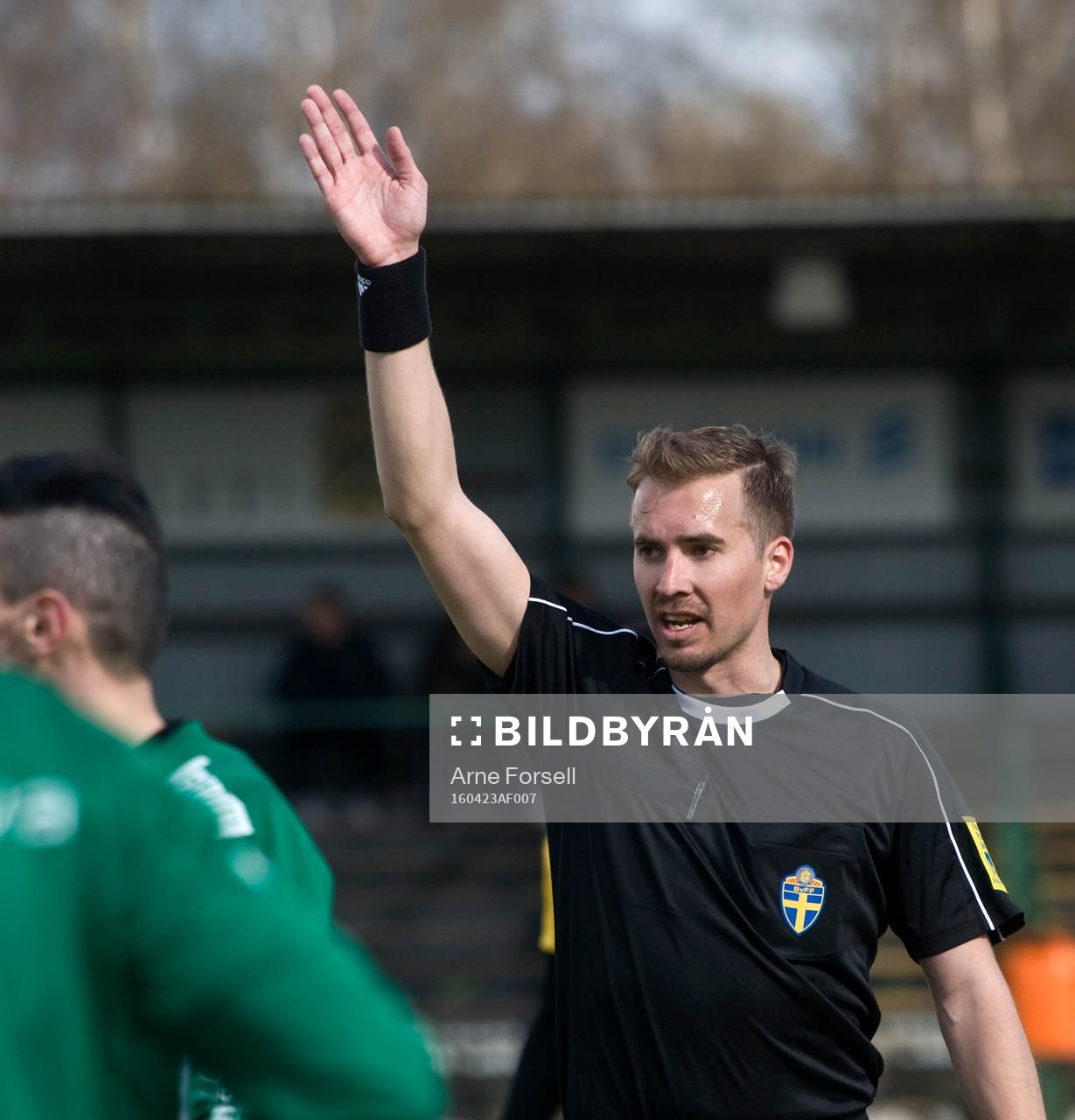 Domare Fredrik Rönning i matchen på Österås