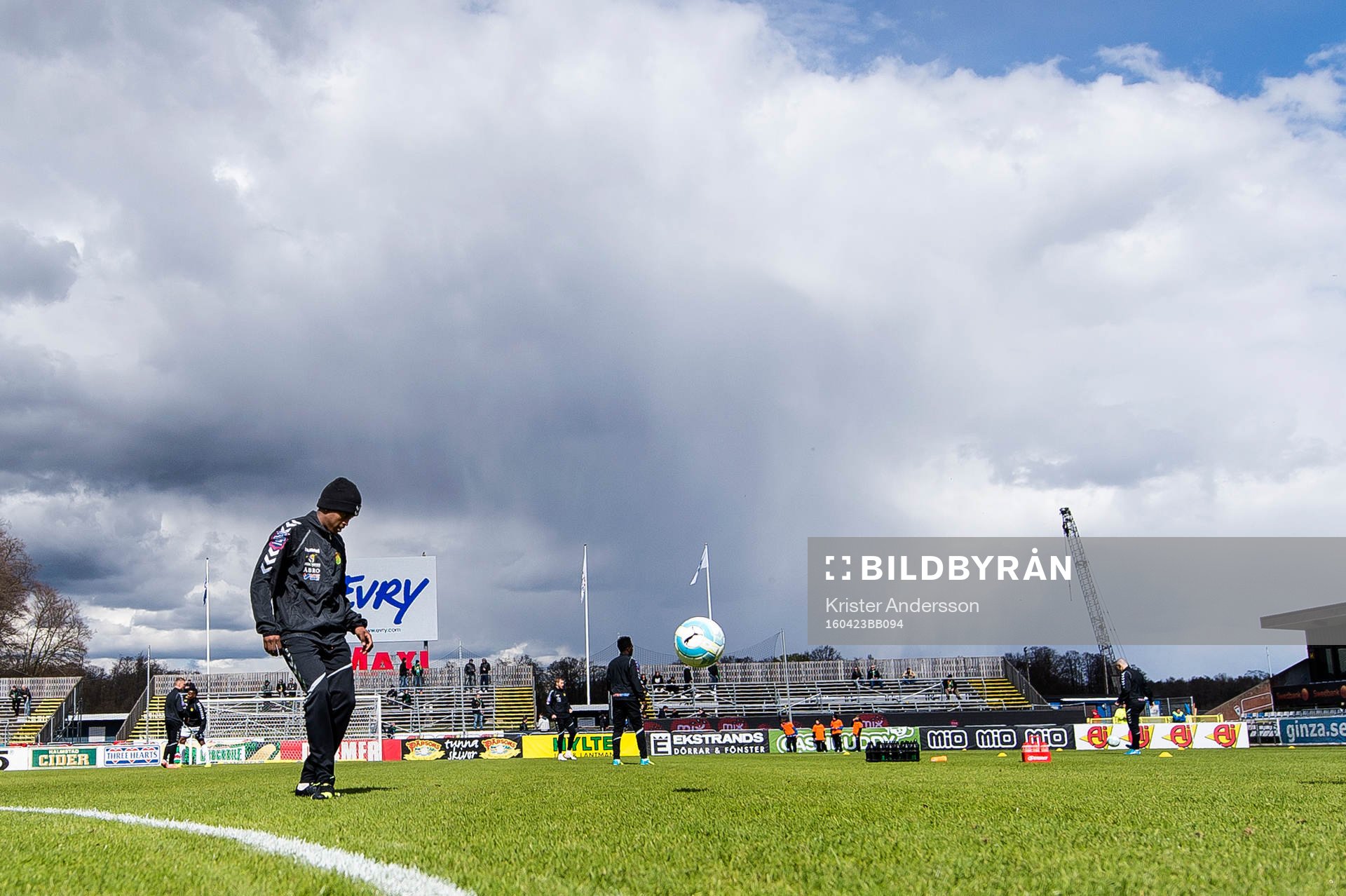 GAIS spelare värmer upp före fotbollsmatchen i Superettan