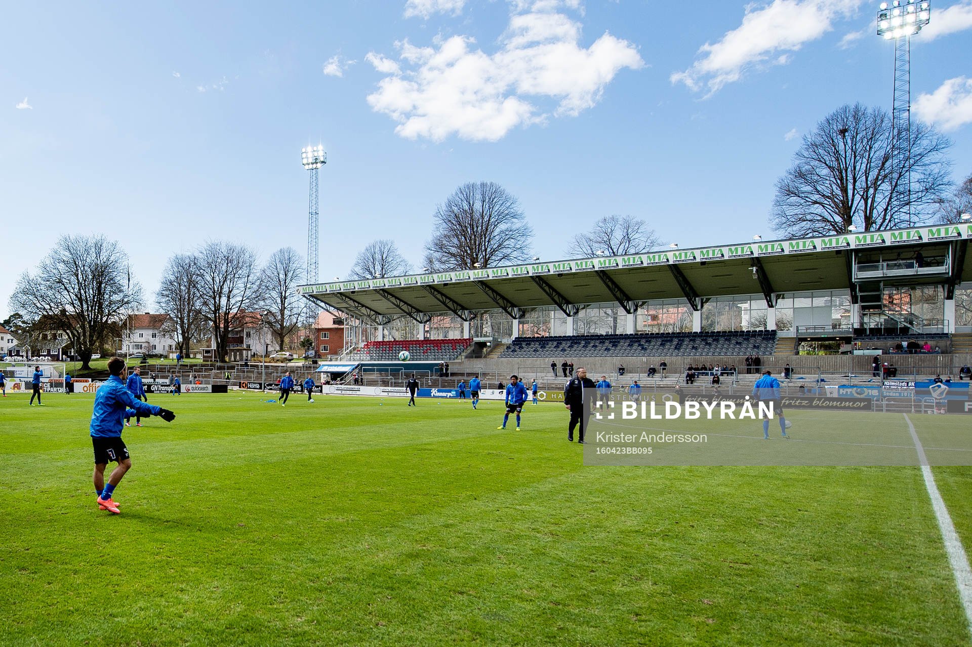 Halmstads spelare värmer upp före fotbollsmatchen i