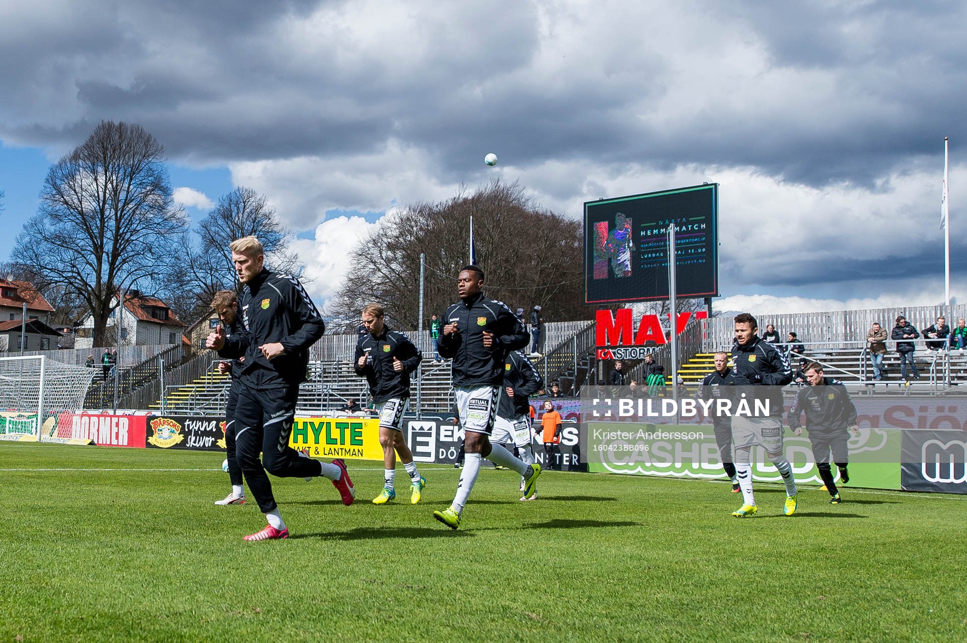GAIS spelare värmer upp före fotbollsmatchen i Superettan