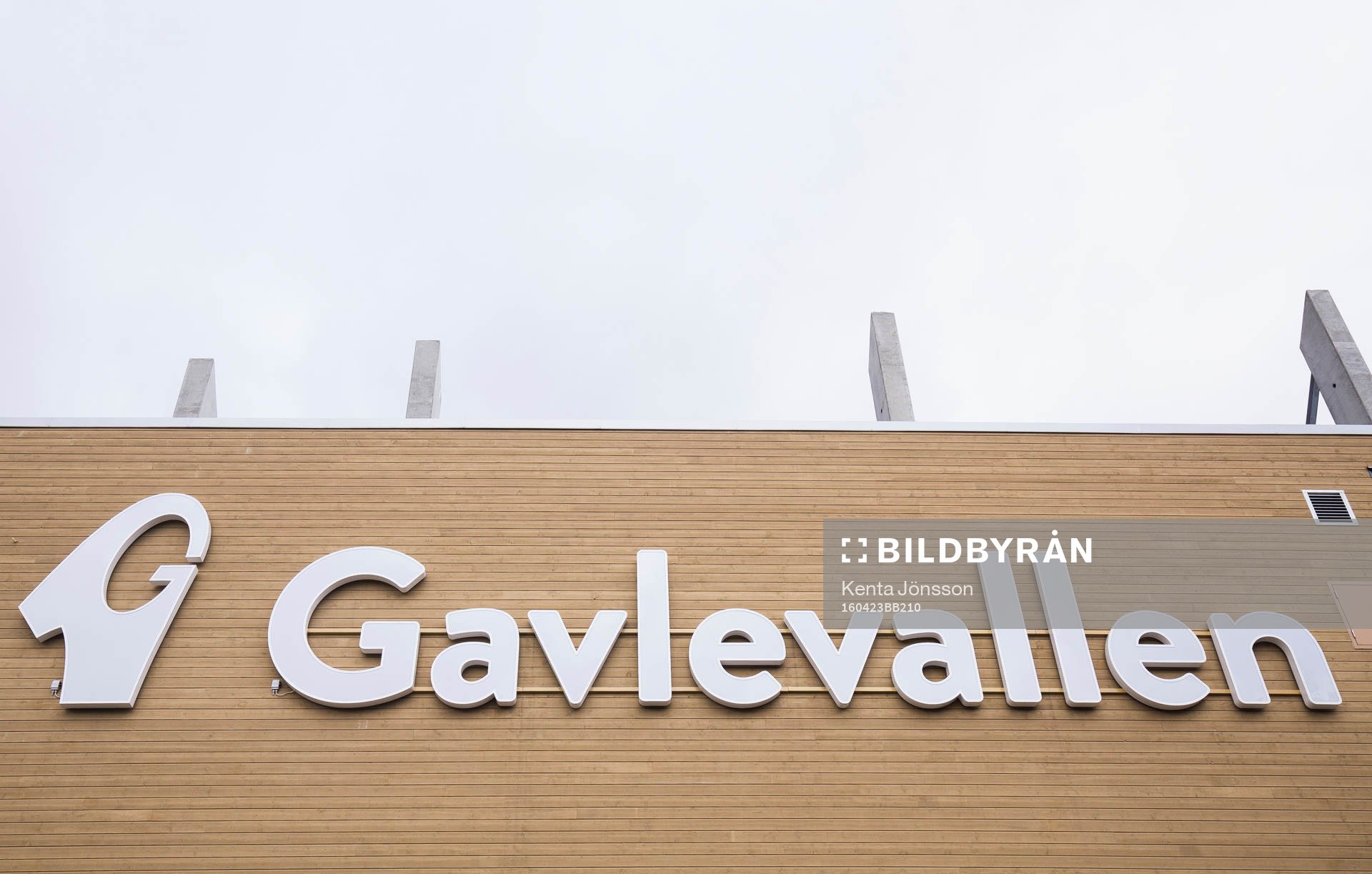 Skylt på fasaden på Gavlevallen