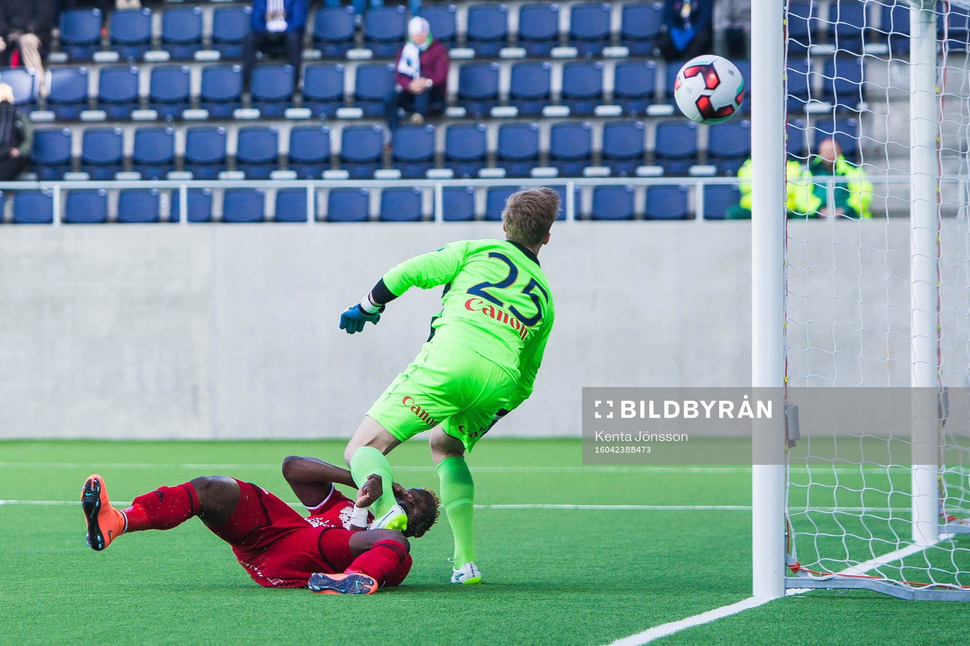 Östersunds Abdullahi Gero med en målchans framför Gefles