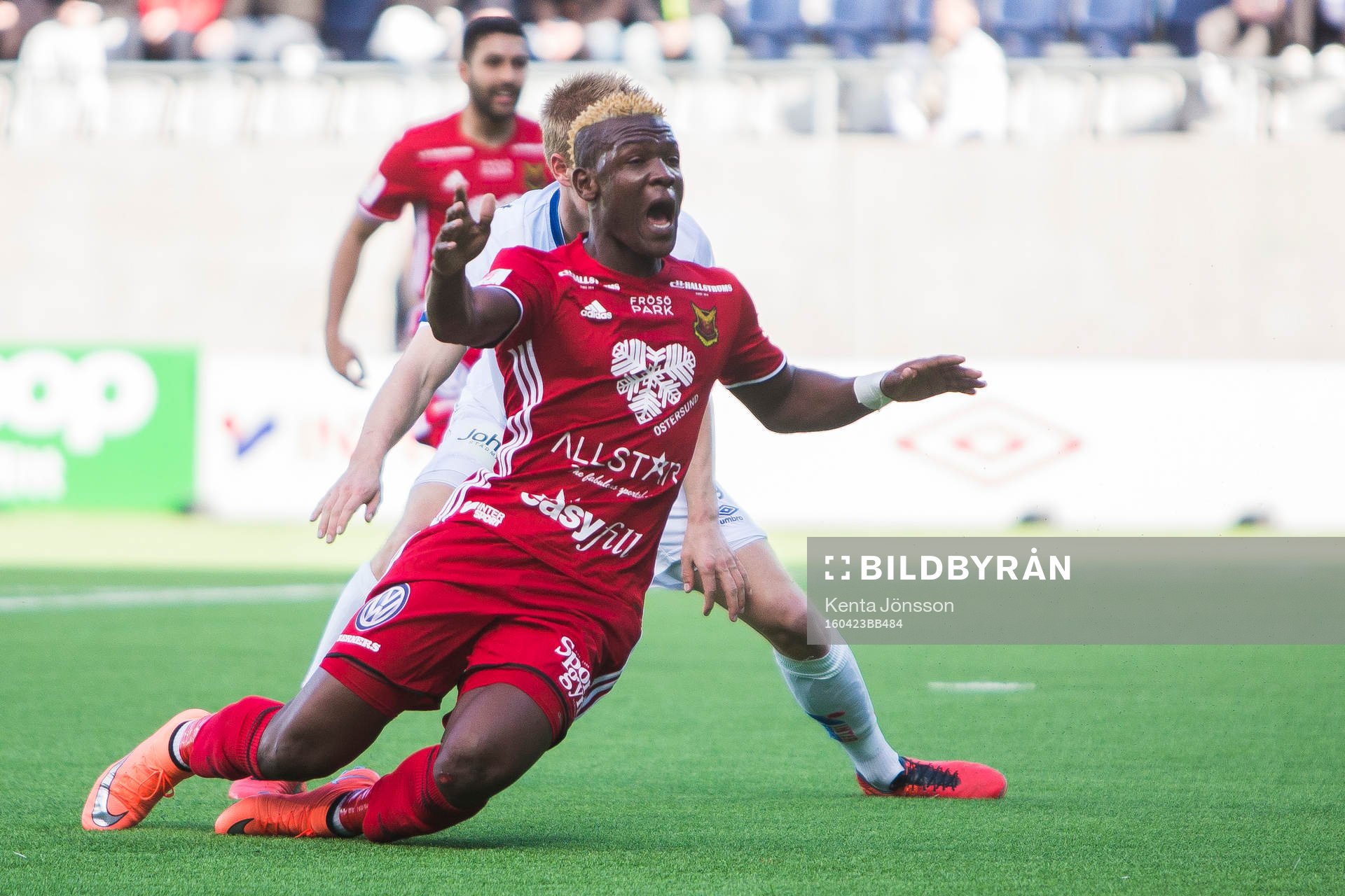 Östersunds Abdullahi Gero faller i straffområdet under fotbollsmatchen i Allsvenskan mellan Gefle och Östersund den 23 April 2016 i Gävle. 