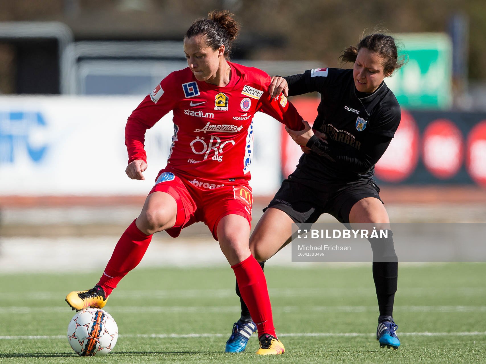 Örebros Melissa Tancredi täcker bollen för Göteborgs