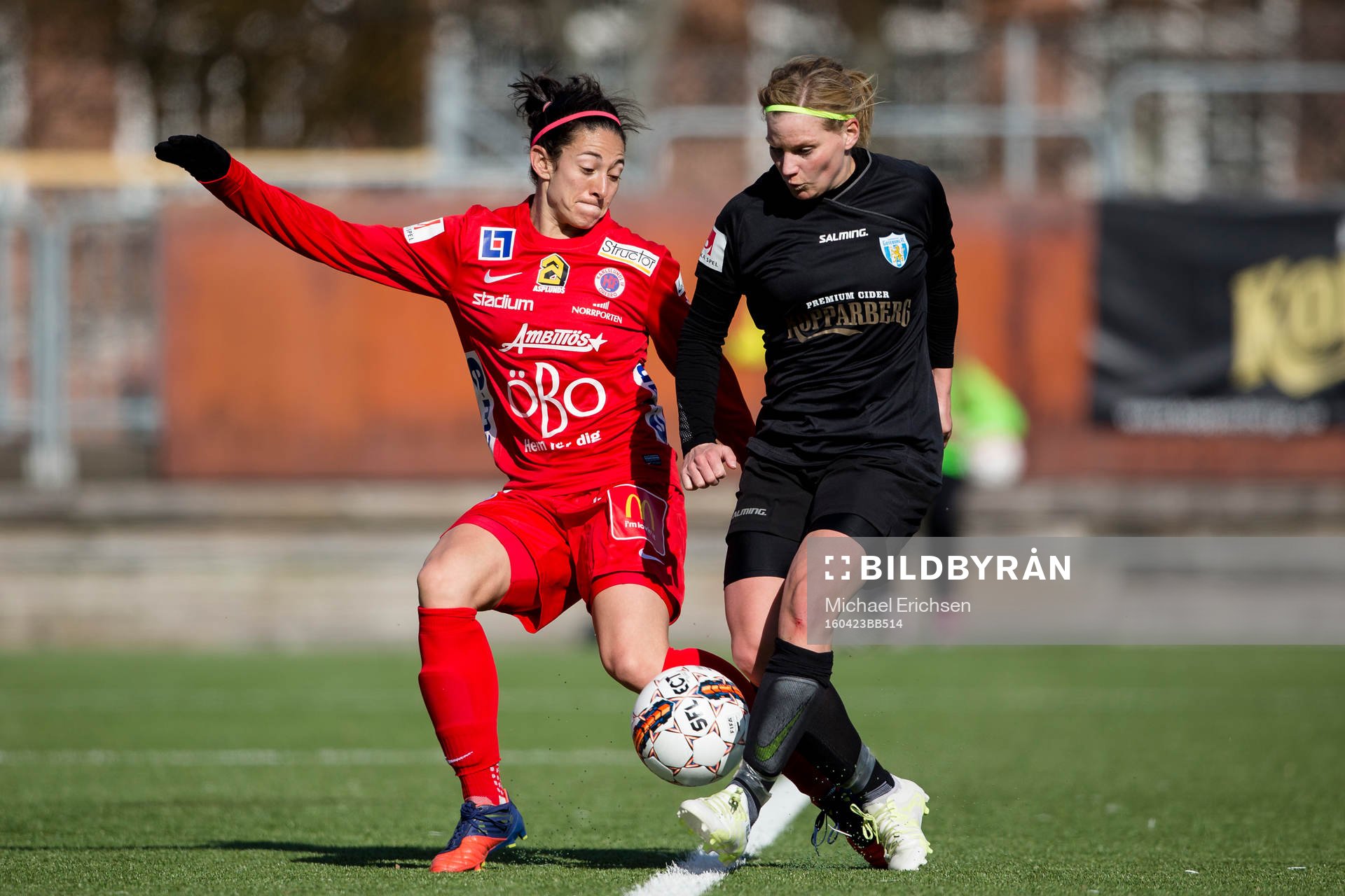 Örebros Marie-Eve Nault i kamp med Göteborgs Sara Linden under fotbollsmatchen i Damallsvenskan mellan Kopparbergs/Göteborg och KIF Örebro den 23 april 2016 i Göteborg.