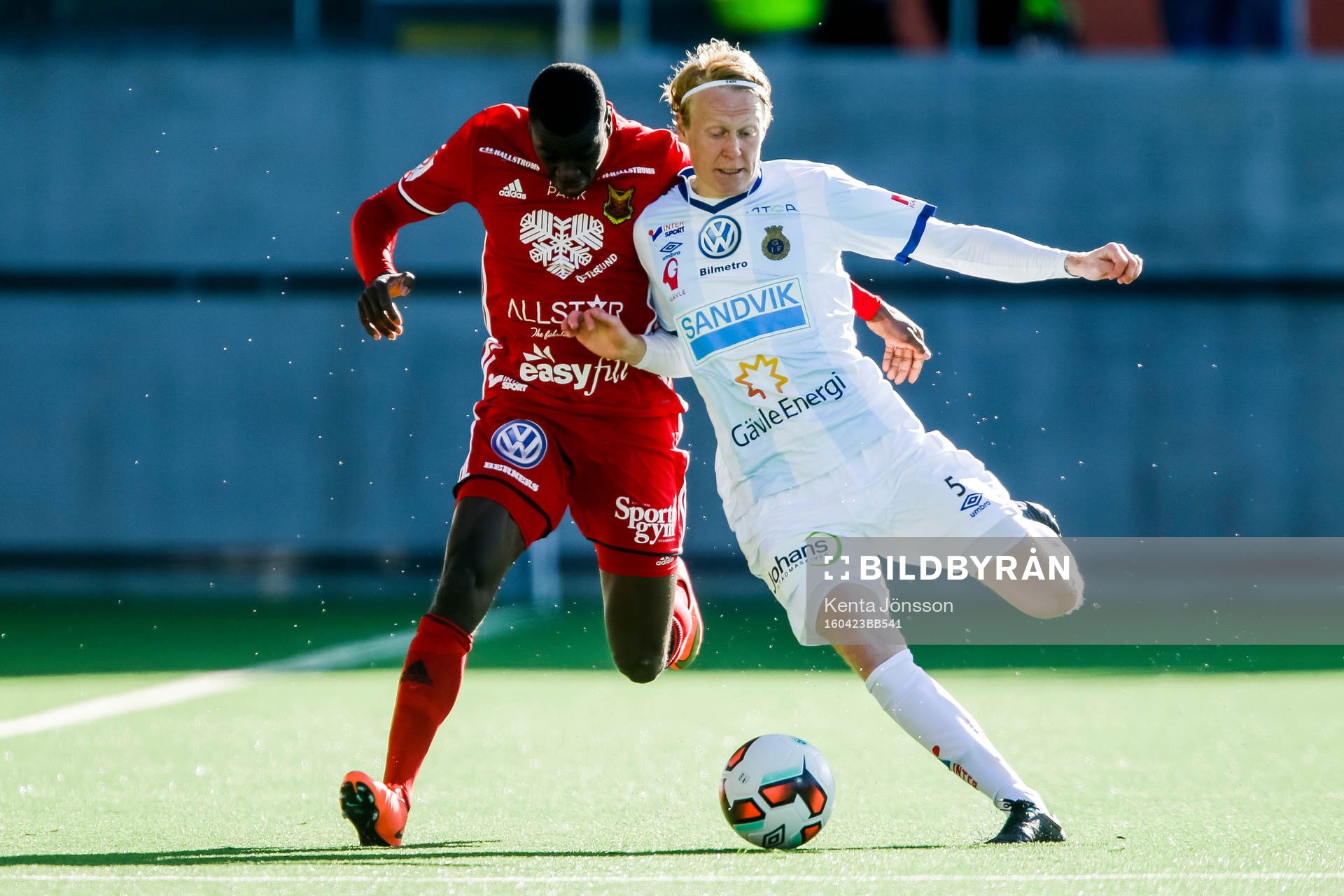 Örebros Wilma Franssila och Gefles Jacob Ericsson under fotbollsmatchen i Allsvenskan mellan Gefle och Östersund den 23 April 2016 i Gävle. 