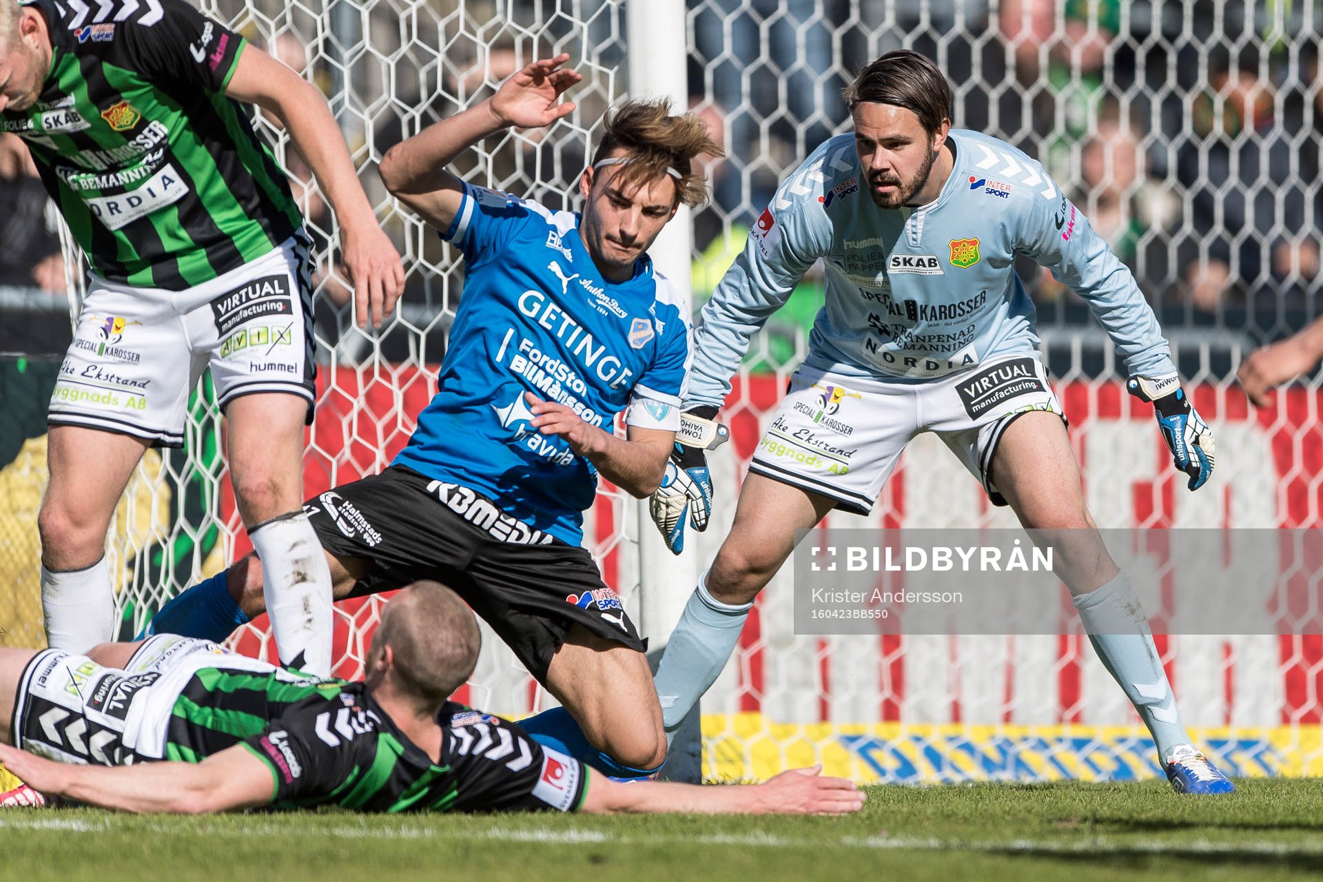 Halmstads Sead Haksabanovic och GAIS målvakt Tommi Vaiho
