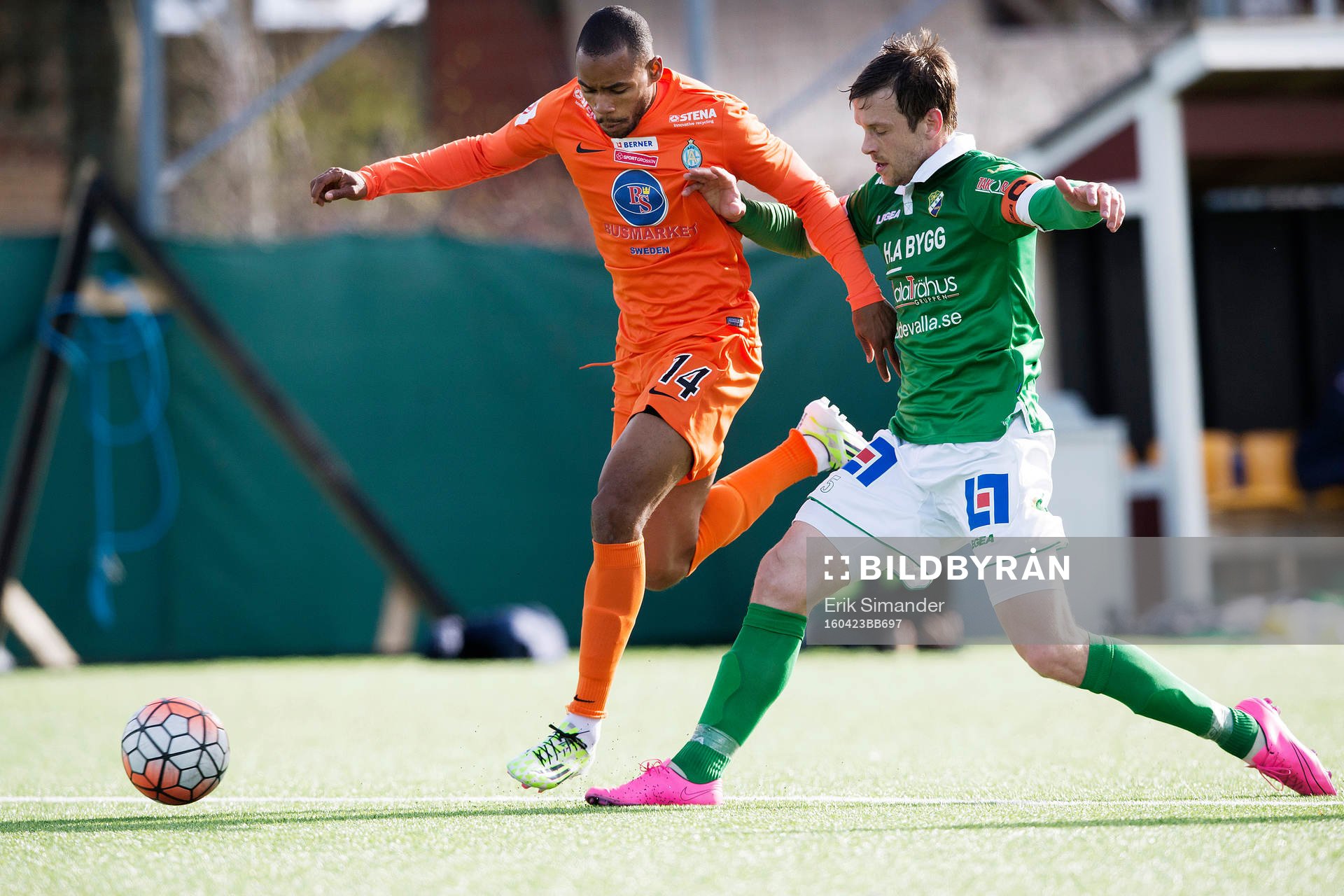 Athletics Tristan Bowen och Ljungskiles Gustav Hallberg under fotbollsmatchen i Superettan mellan AFC United och Ljungskile den 23 april i Stockholm.