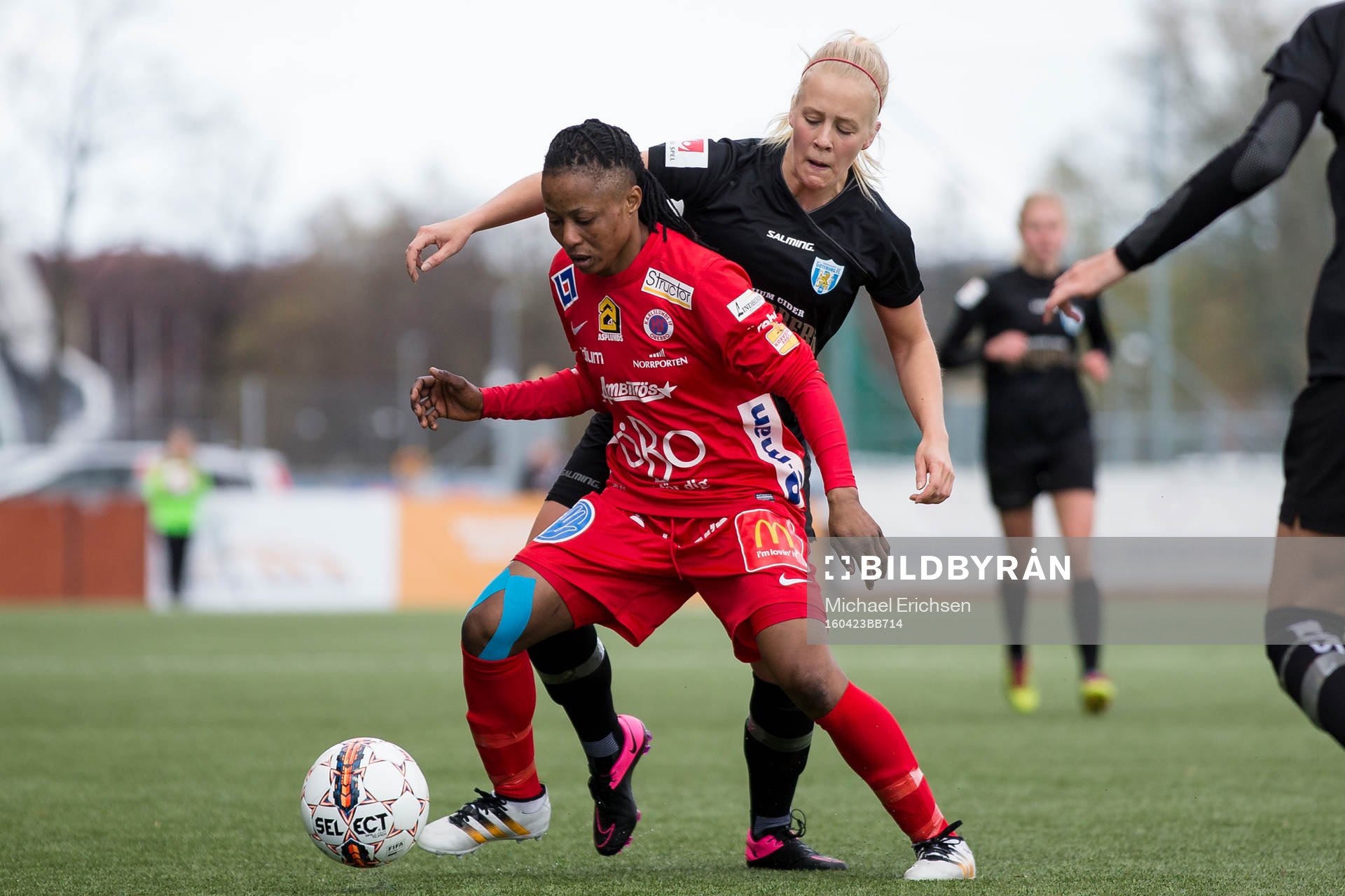 Örebros Ogonna Chukwudi håller undan för Göteborgs