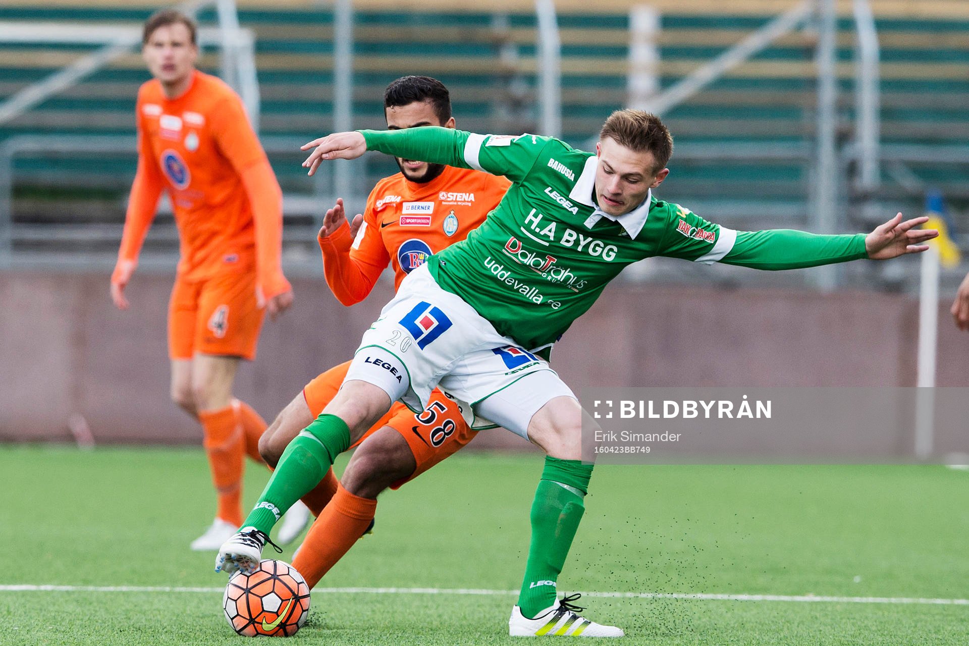 Ljungskiles Linus Dahl och Athletics Othman El Kabir i en