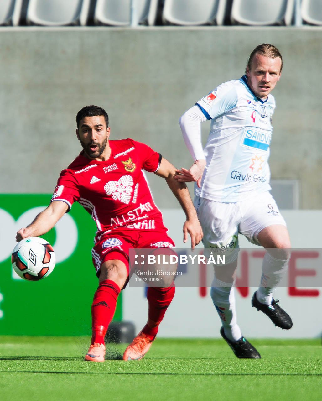 Östersunds Saman Ghoddos i kamp om bollen med Gefles