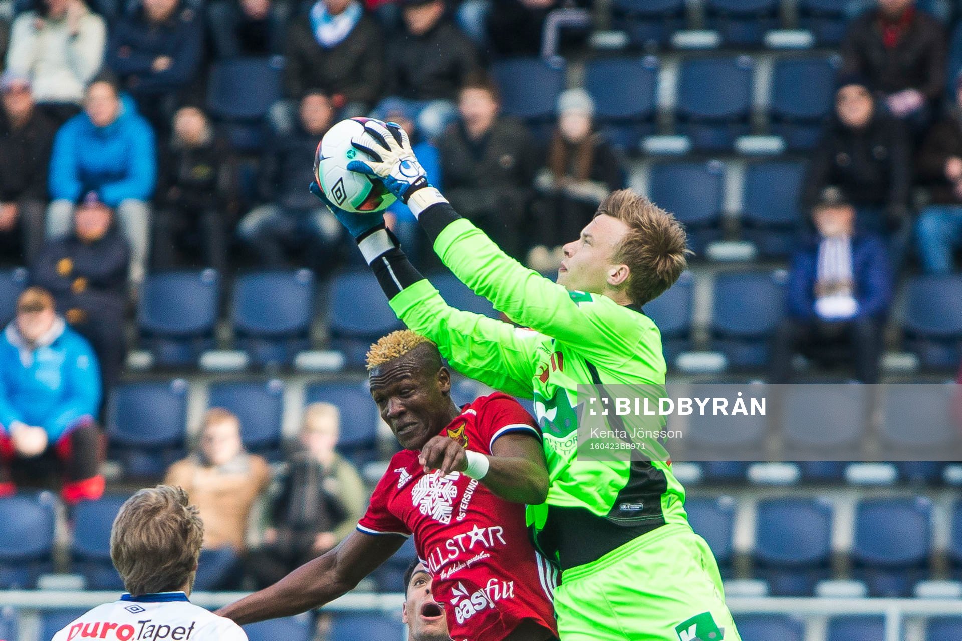Gefles målvakt Andreas Andersson tar ner ett inlägg