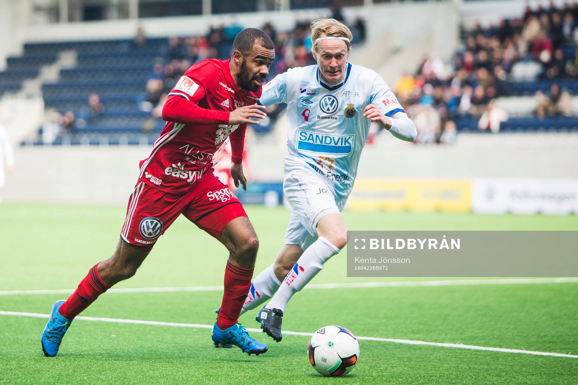 Östersunds Alex Dyer i kamp om bollen med Gefles Jacob