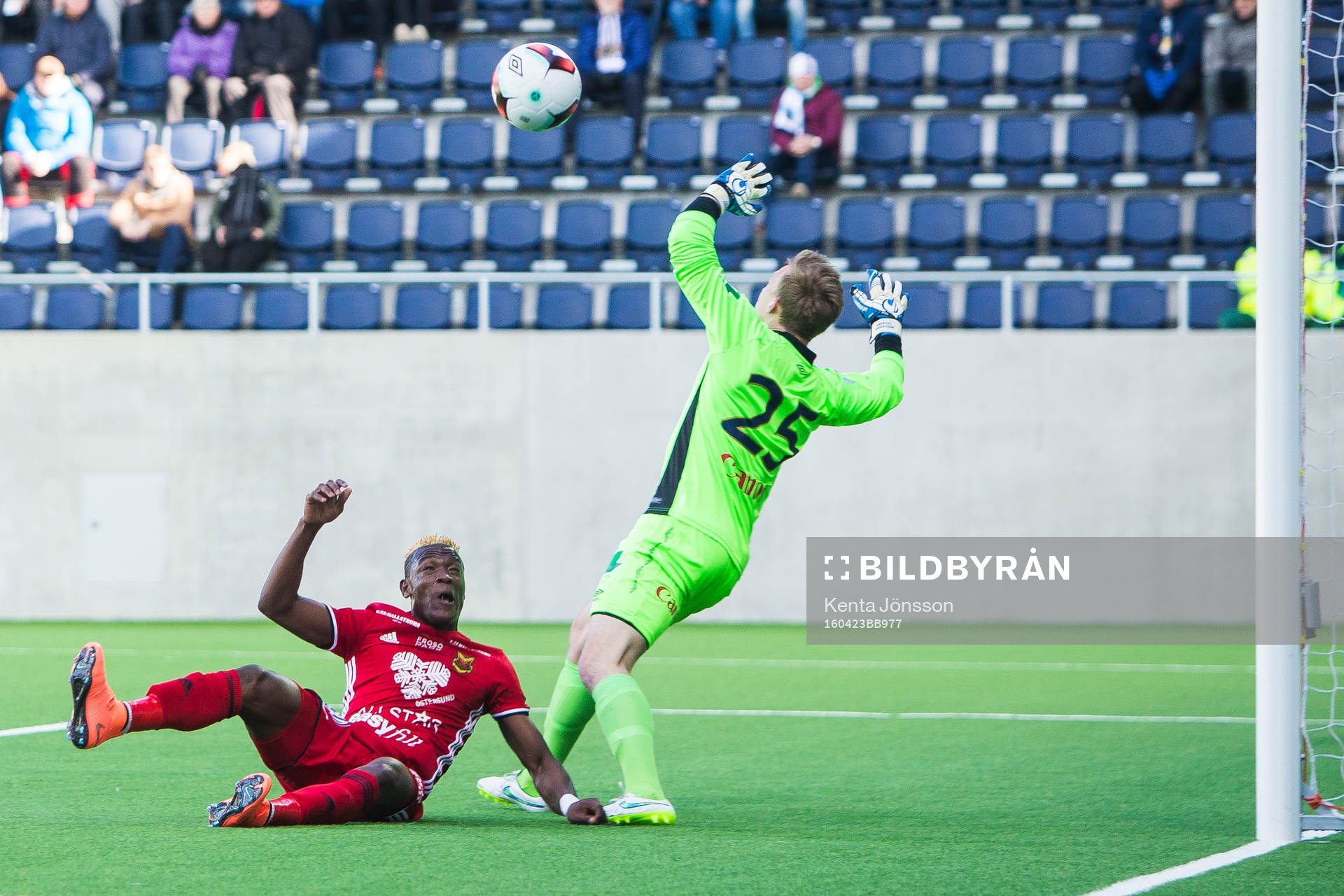 Östersunds Abdullahi Gero med en målchans framför Gefles målvakt Andreas Andersson under fotbollsmatchen i Allsvenskan mellan Gefle och Östersund den 23 April 2016 i Gävle.