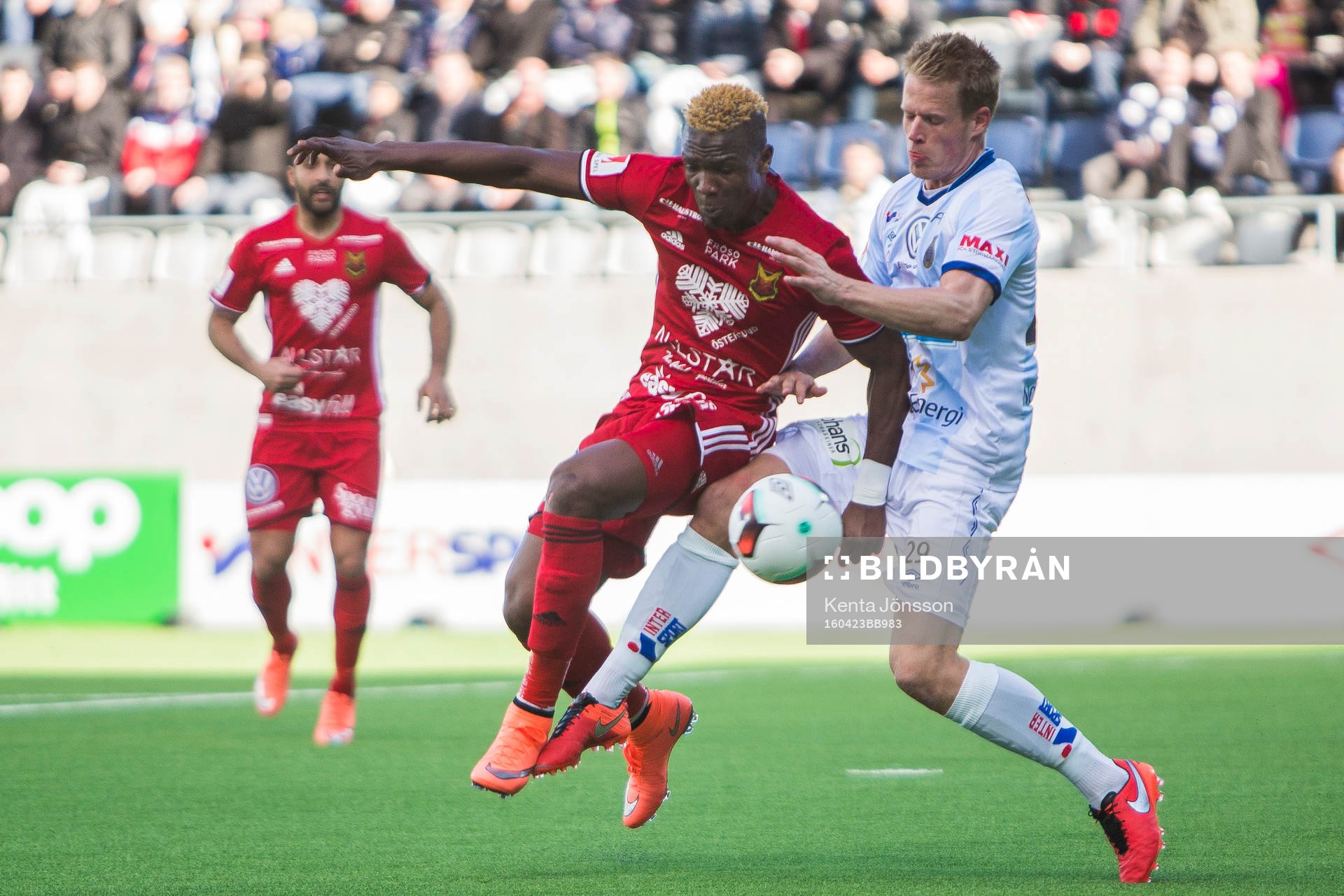 Östersunds Abdullahi Gero i kamp om bollen med Gefles