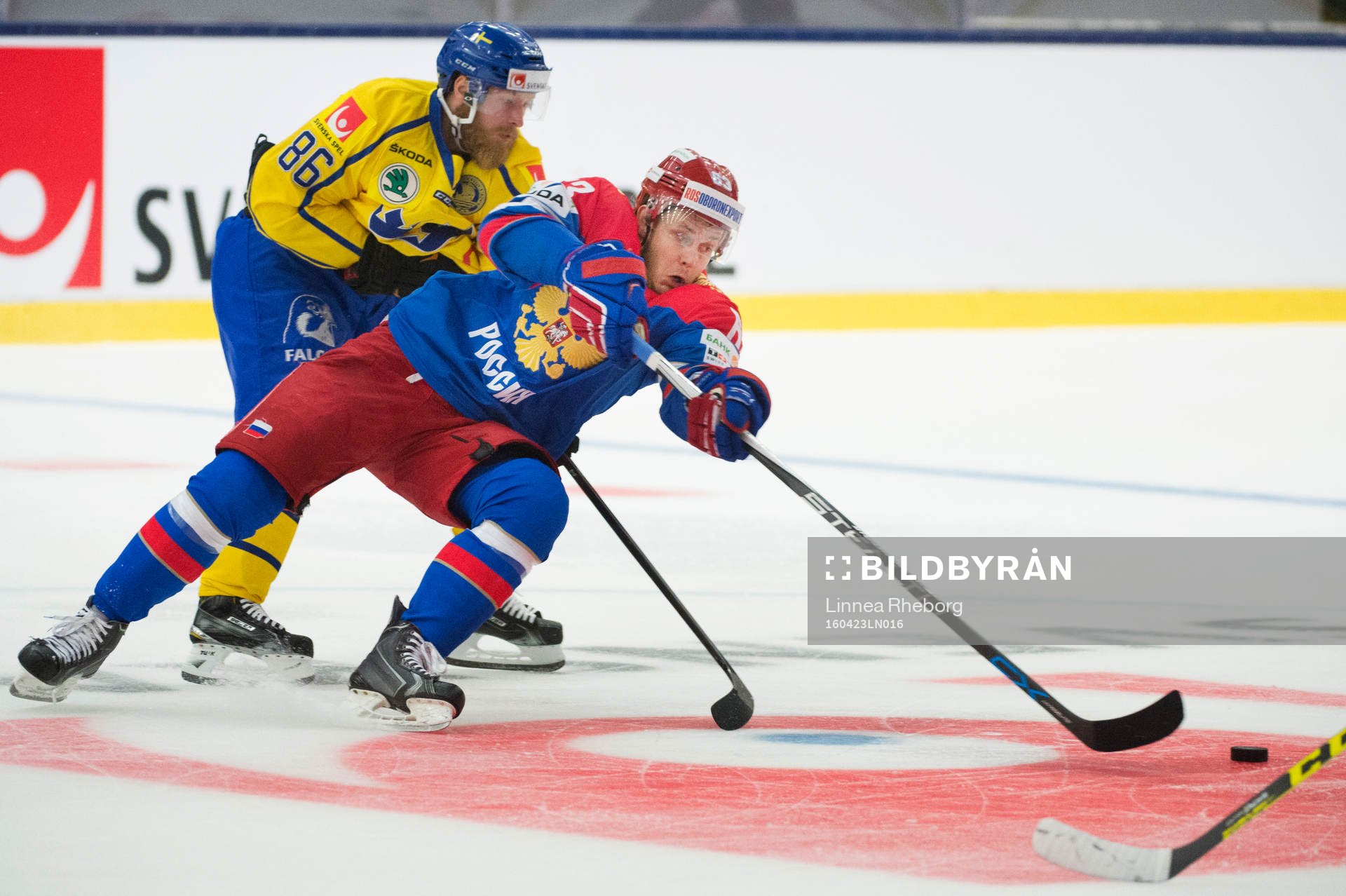 Sveriges Linus Klasen och Rysslands Evgeny Dadonov