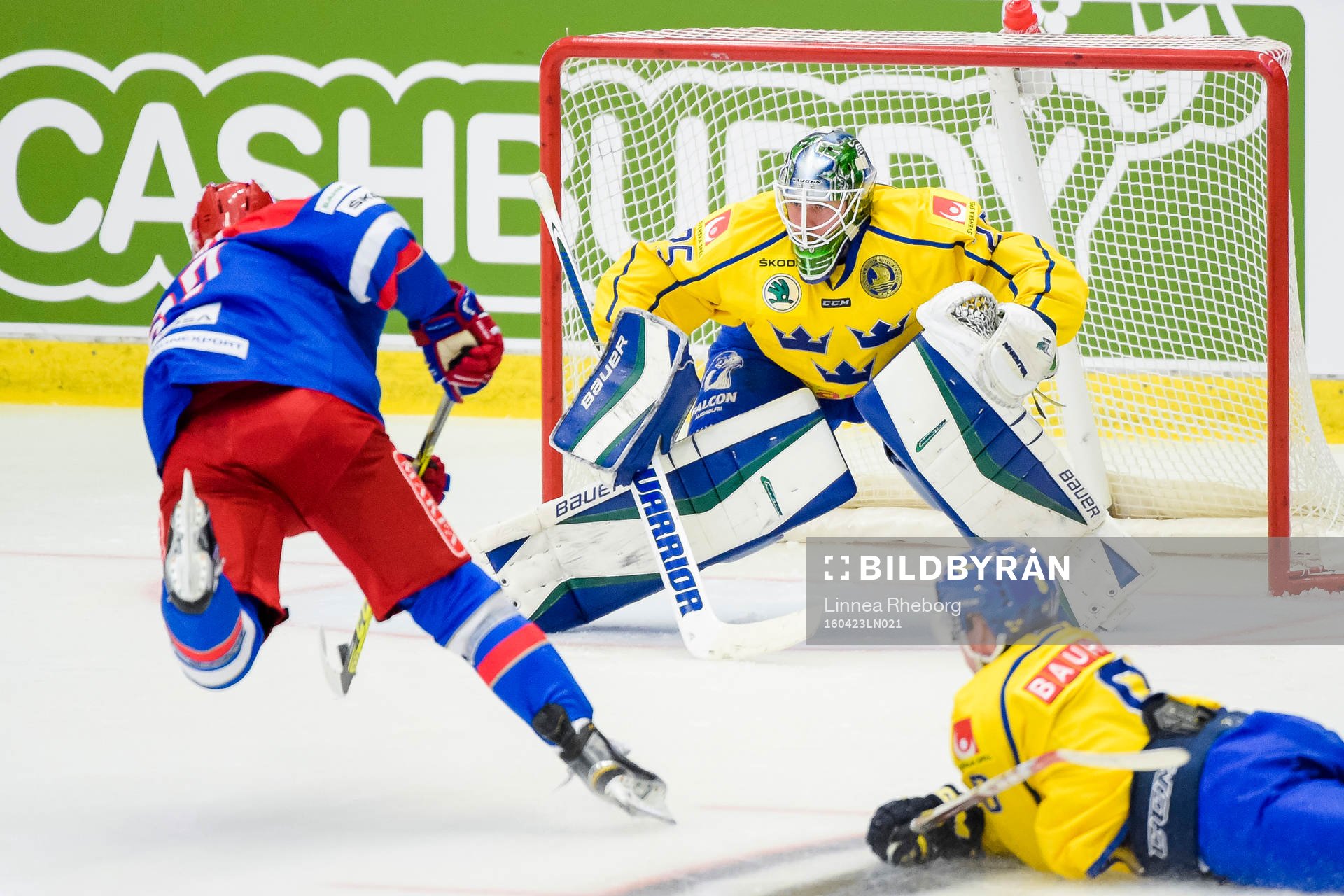 Rysslands Vadim Shipachev gör 0-2 bakom Sveriges målvakt