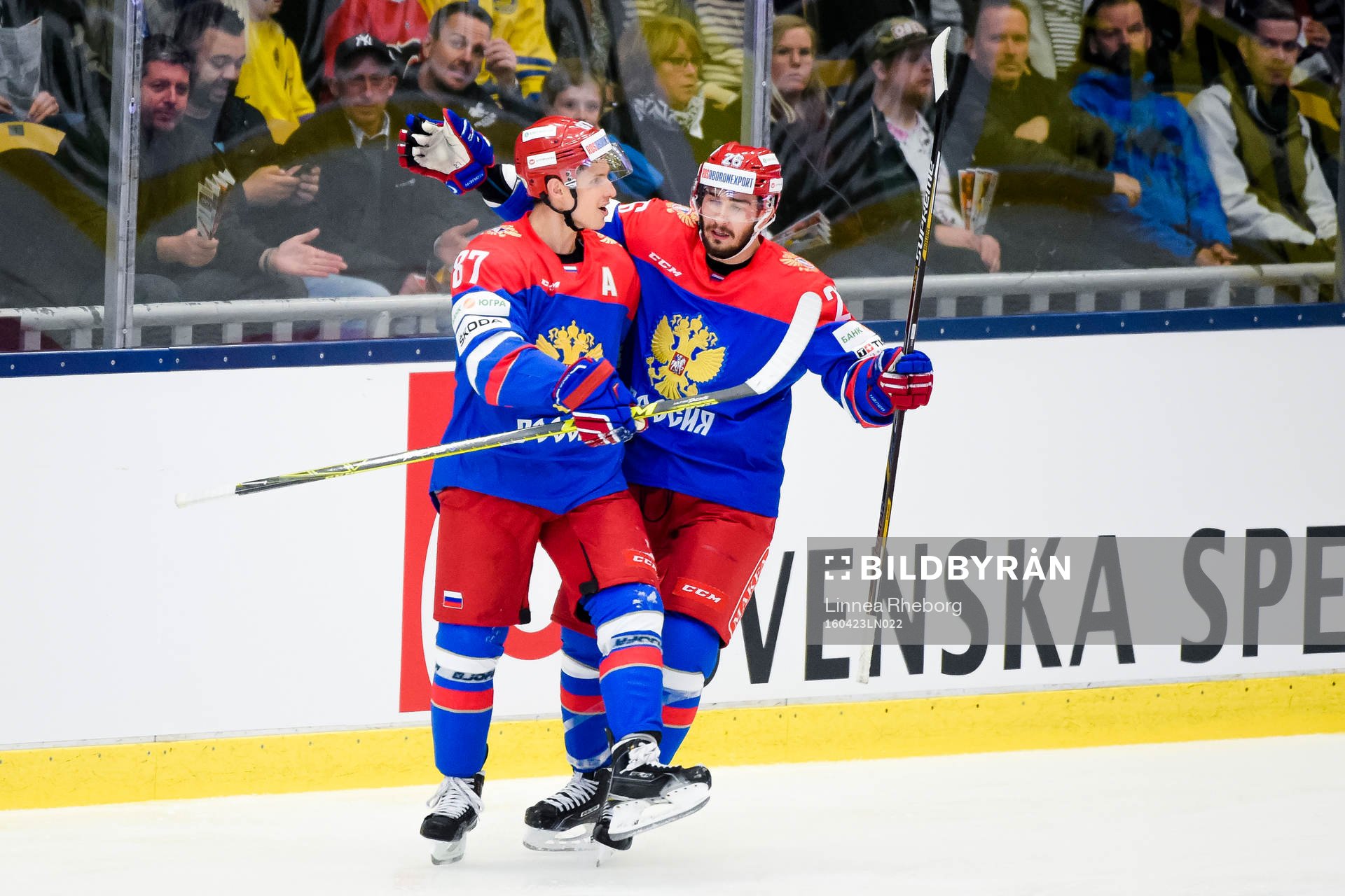 Rysslands Vadim Shipachev och Vyacheslav Voinov jublar