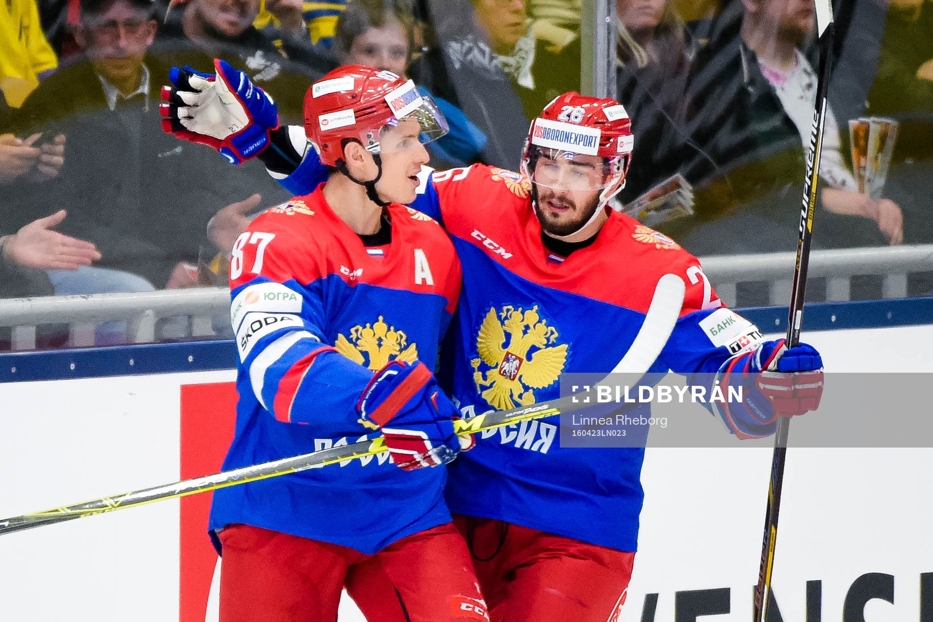 Rysslands Vadim Shipachev och Vyacheslav Voinov jublar