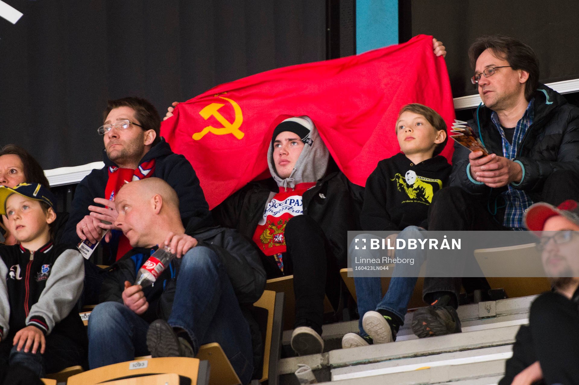 En rysk supporter sitter med Sovjets flagga
