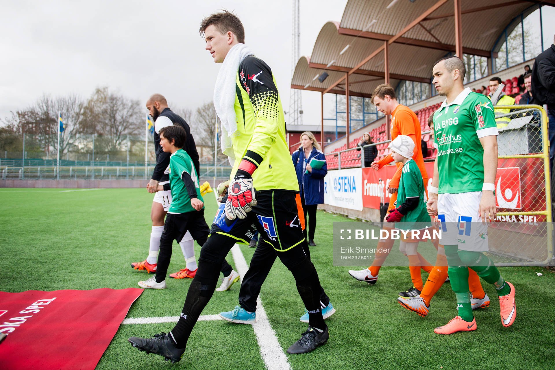 Ljungskiles målvakt August Strömberg träder in på planen inför fotbollsmatchen i Superettan mellan AFC United och Ljungskile den 23 april i Stockholm.