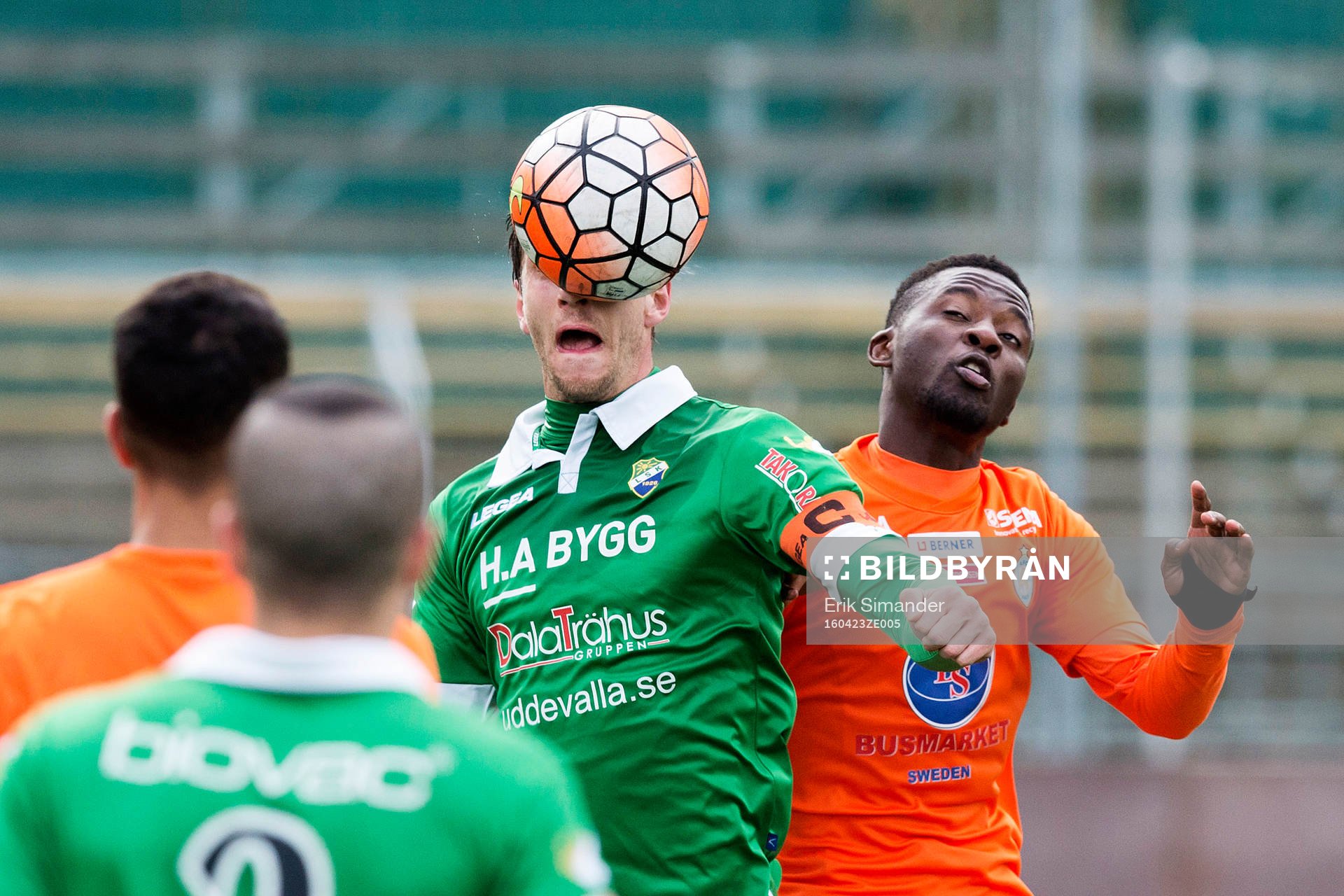 Ljungskiles Alexander Mellqvist och Athletics Mohamed Buya