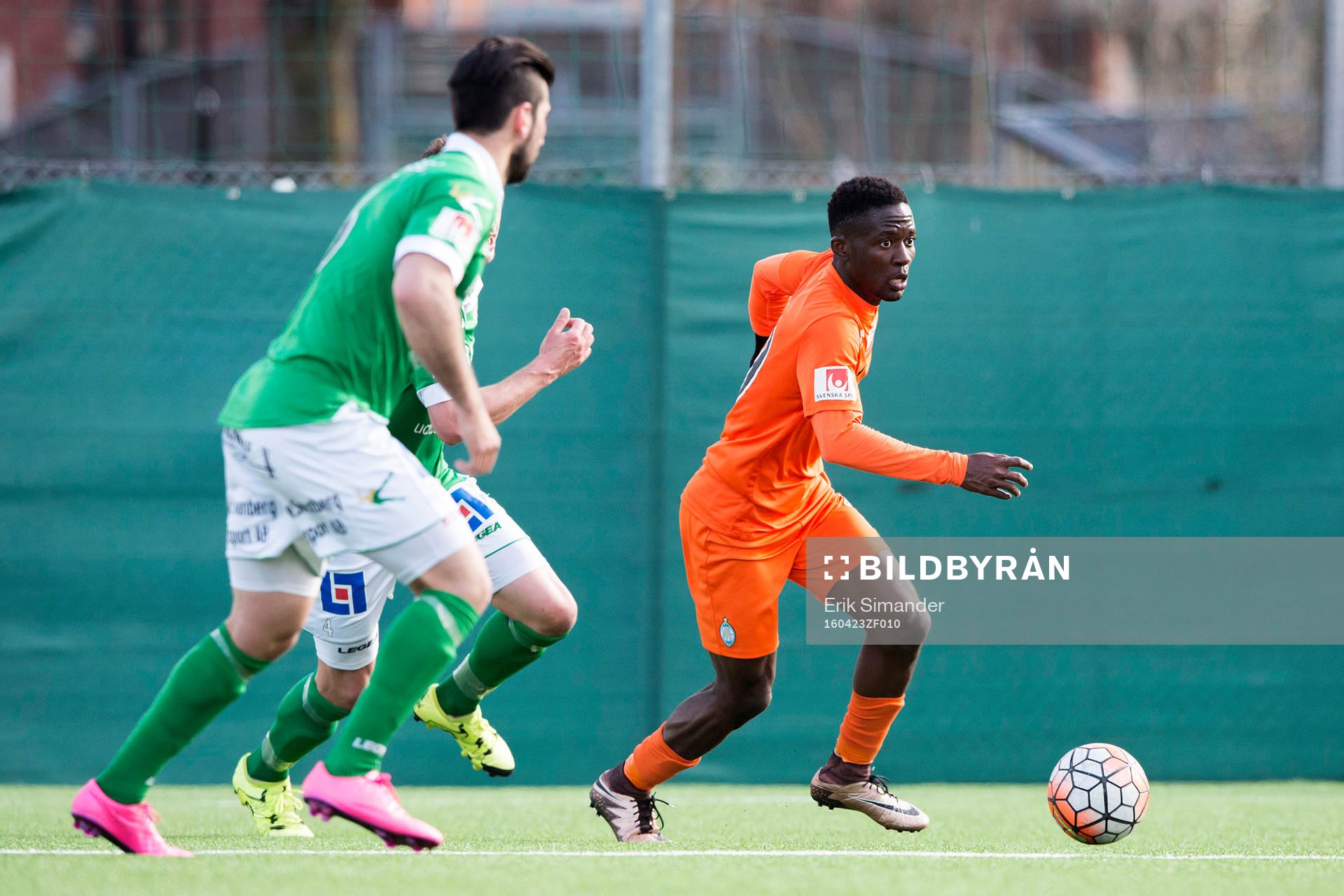 Athletics Mohamed Buya Tugay med bollen