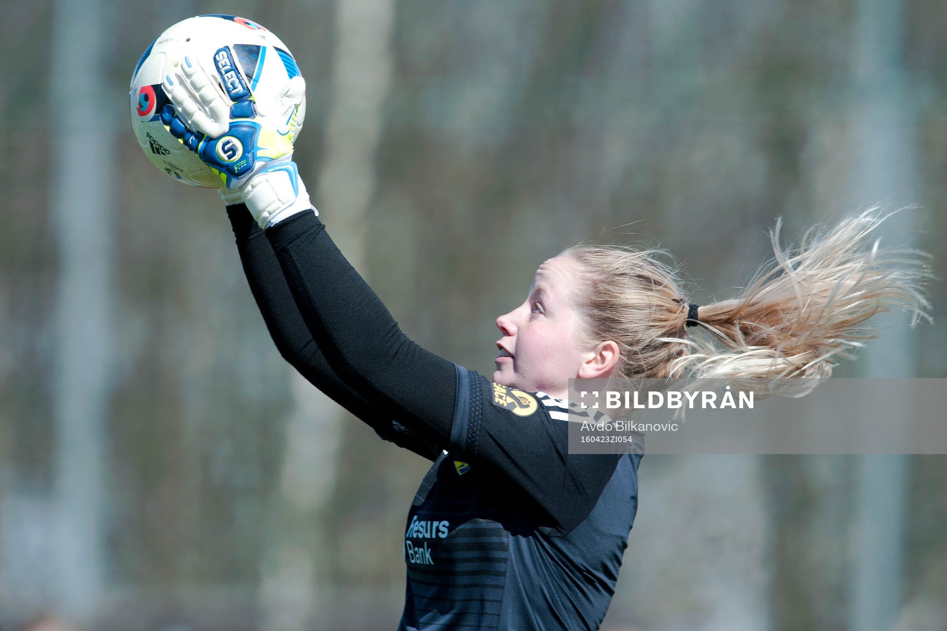 Eskilsminnes målvakt Lina Jepsen under fotbollsmatchen i Div 1 Södra Götaland damer mellan Eskilsminne DIF och Stattena den 23 april 2016 i Helsingborg.