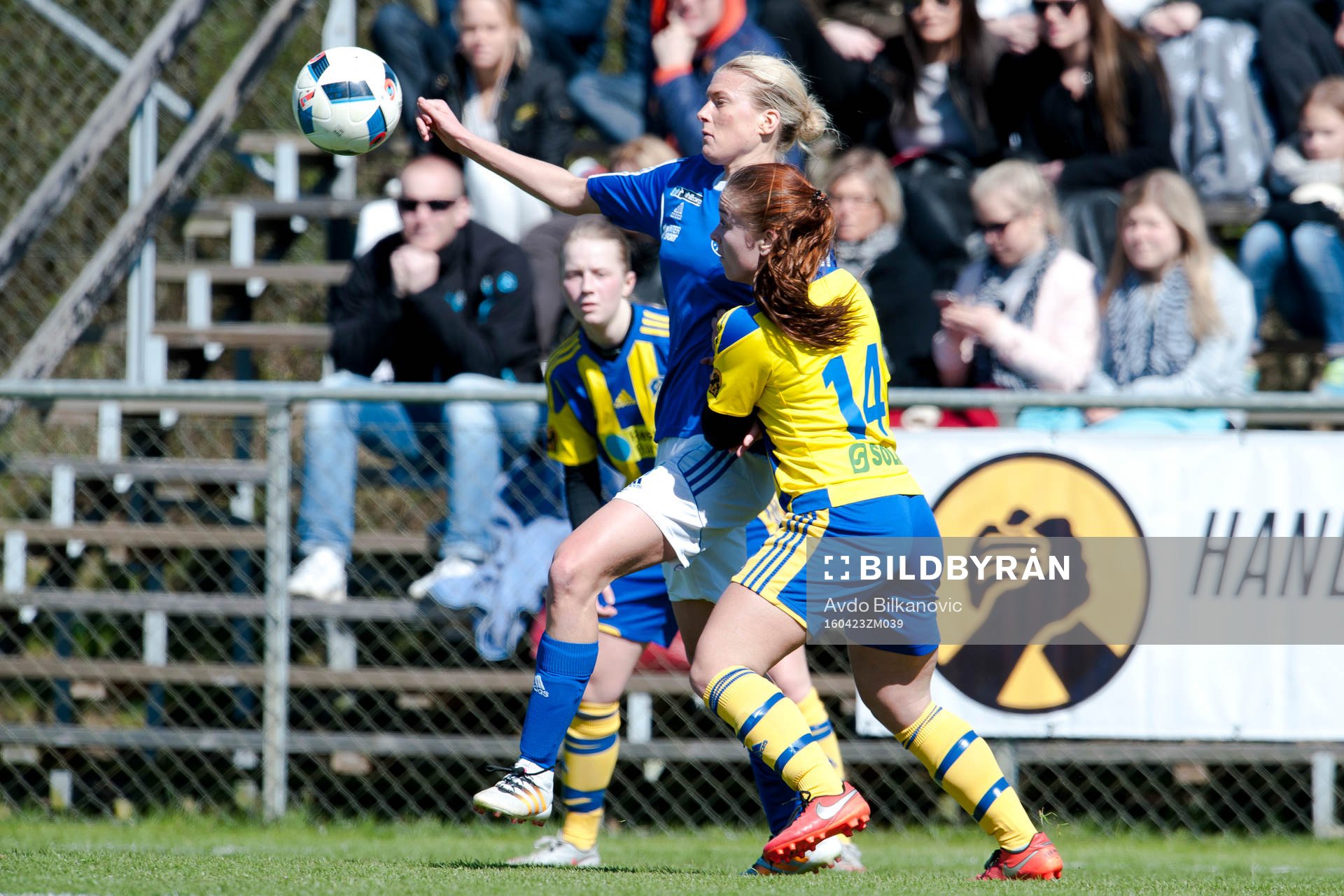 Eskilsminnes Johanna Malmlöf och Stattenas Josefine Norstedt under fotbollsmatchen i Div 1 Södra Götaland damer mellan Eskilsminne DIF och Stattena den 23 april 2016 i Helsingborg.