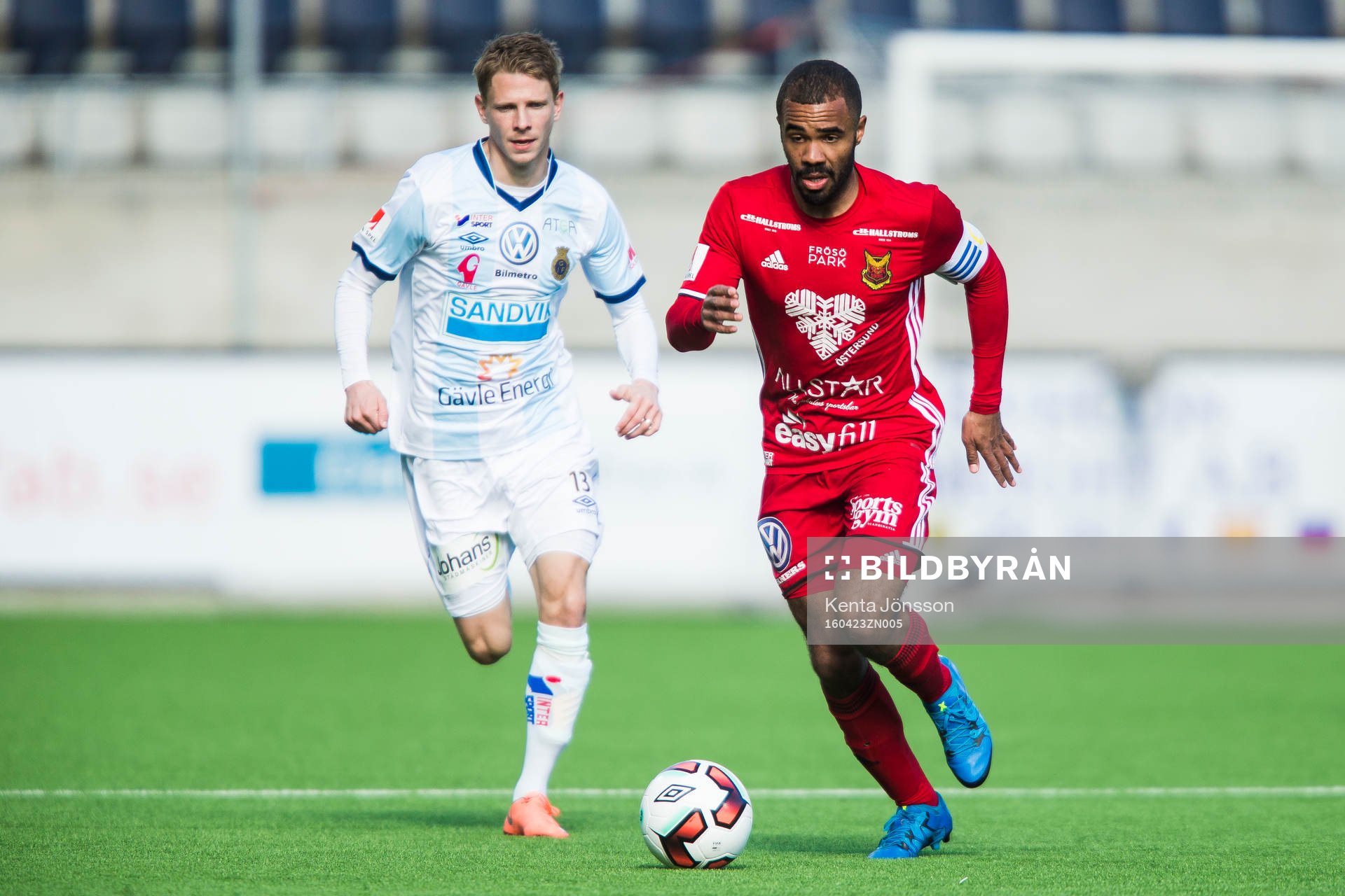 Östersunds Alex Dyer i kamp om bollen med Gefles Johan