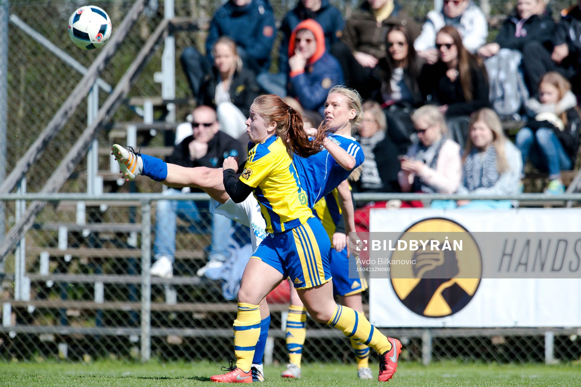 Eskilsminnes Johanna Malmlöf och Stattenas Josefine Norstedt under fotbollsmatchen i Div 1 Södra Götaland damer mellan Eskilsminne DIF och Stattena den 23 april 2016 i Helsingborg.