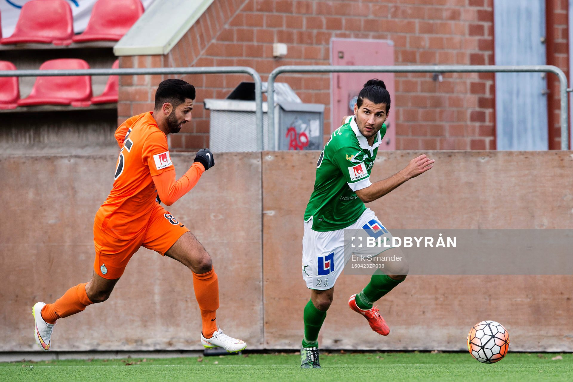 Ljungskiles Peiman Eliassi jagas av Athletics Isa Demir under fotbollsmatchen i Superettan mellan AFC United och Ljungskile den 23 april i Stockholm.