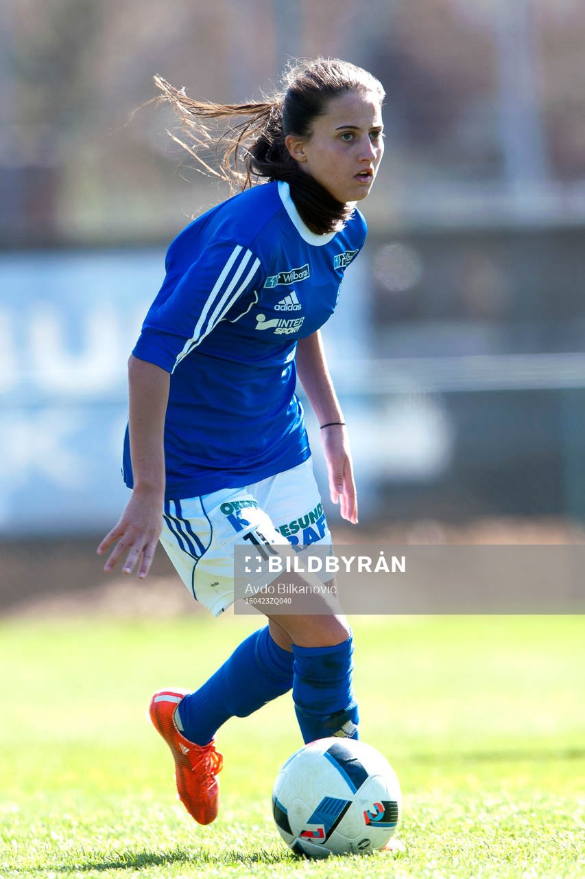 Stattenas Merima Alibasic under fotbollsmatchen i Div 1 Södra Götaland damer mellan Eskilsminne DIF och Stattena den 23 april 2016 i Helsingborg.