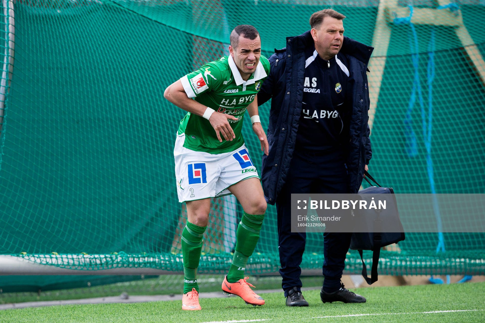 Ljungskiles Ahmed El-Amrani får hjälp av lagets läkare under fotbollsmatchen i Superettan mellan AFC United och Ljungskile den 23 april i Stockholm.