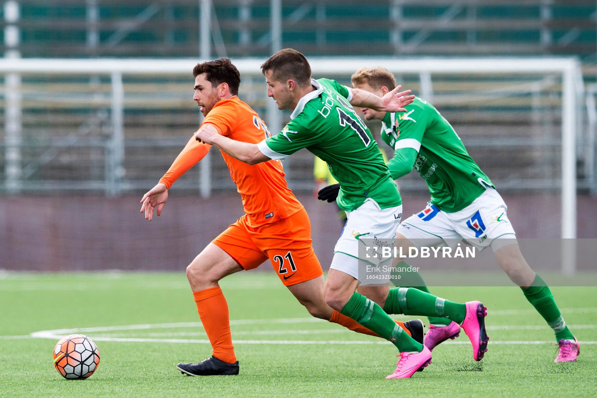Athletics Carlos Gaete Moggia jagas av Ljungskiles Gabriel Altemark-Vanneryr under fotbollsmatchen i Superettan mellan AFC United och Ljungskile den 23 april i Stockholm.