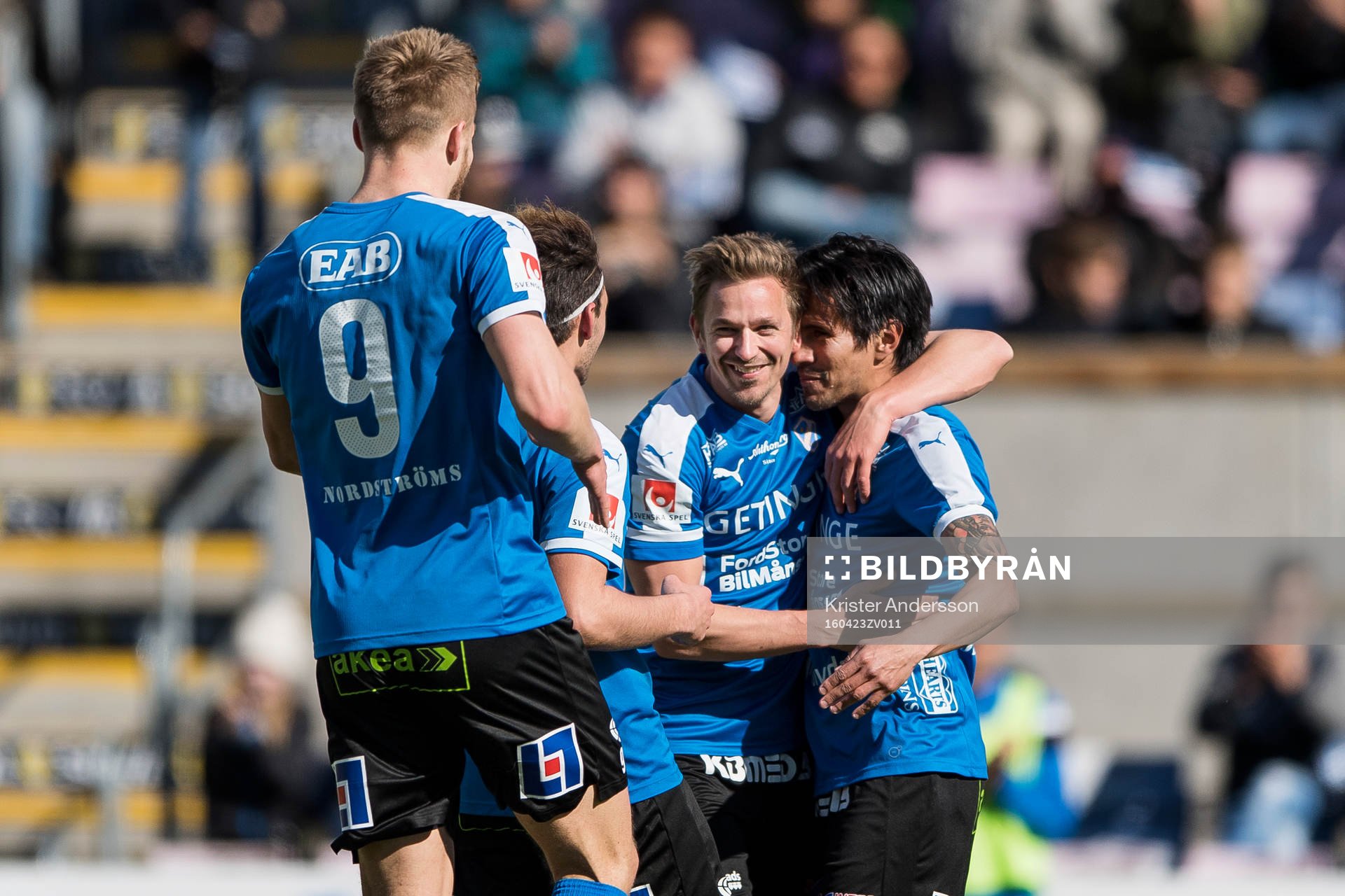 Halmstads Fredrik Olsson i mitten jublar