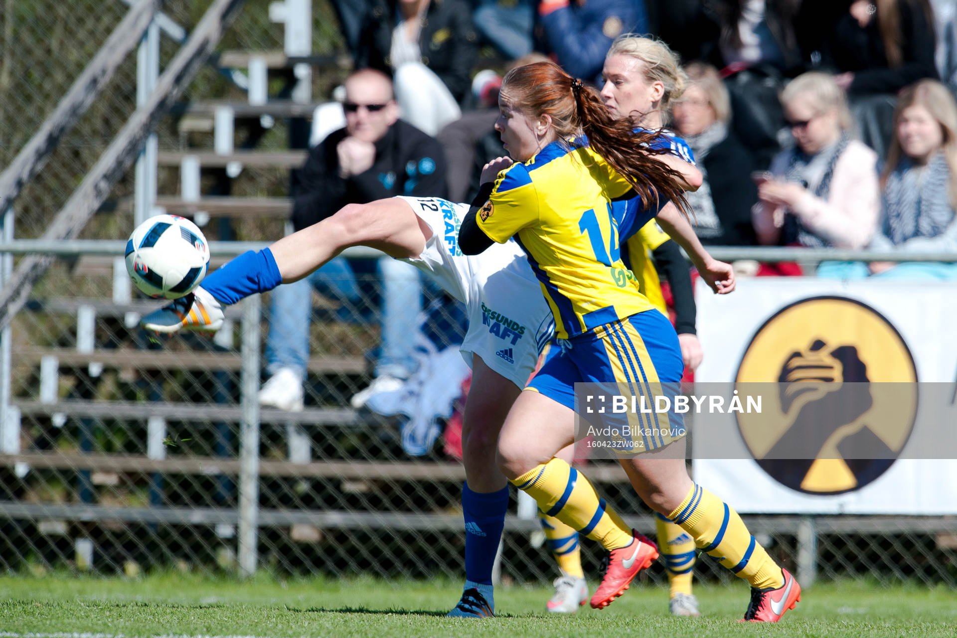 Eskilsminnes Johanna Malmlöf och Stattenas Josefine Norstedt under fotbollsmatchen i Div 1 Södra Götaland damer mellan Eskilsminne DIF och Stattena den 23 april 2016 i Helsingborg.