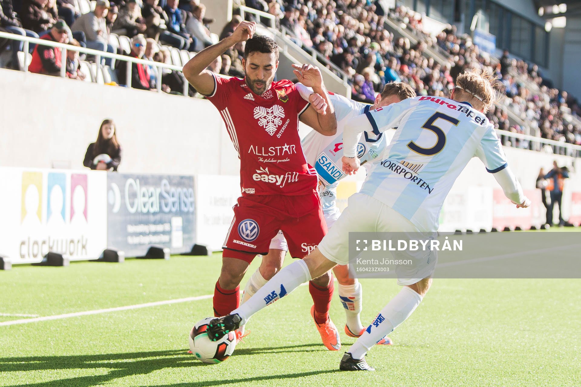 Östersunds Brwa Nouri i kamp om bollen med Gefles Jacob