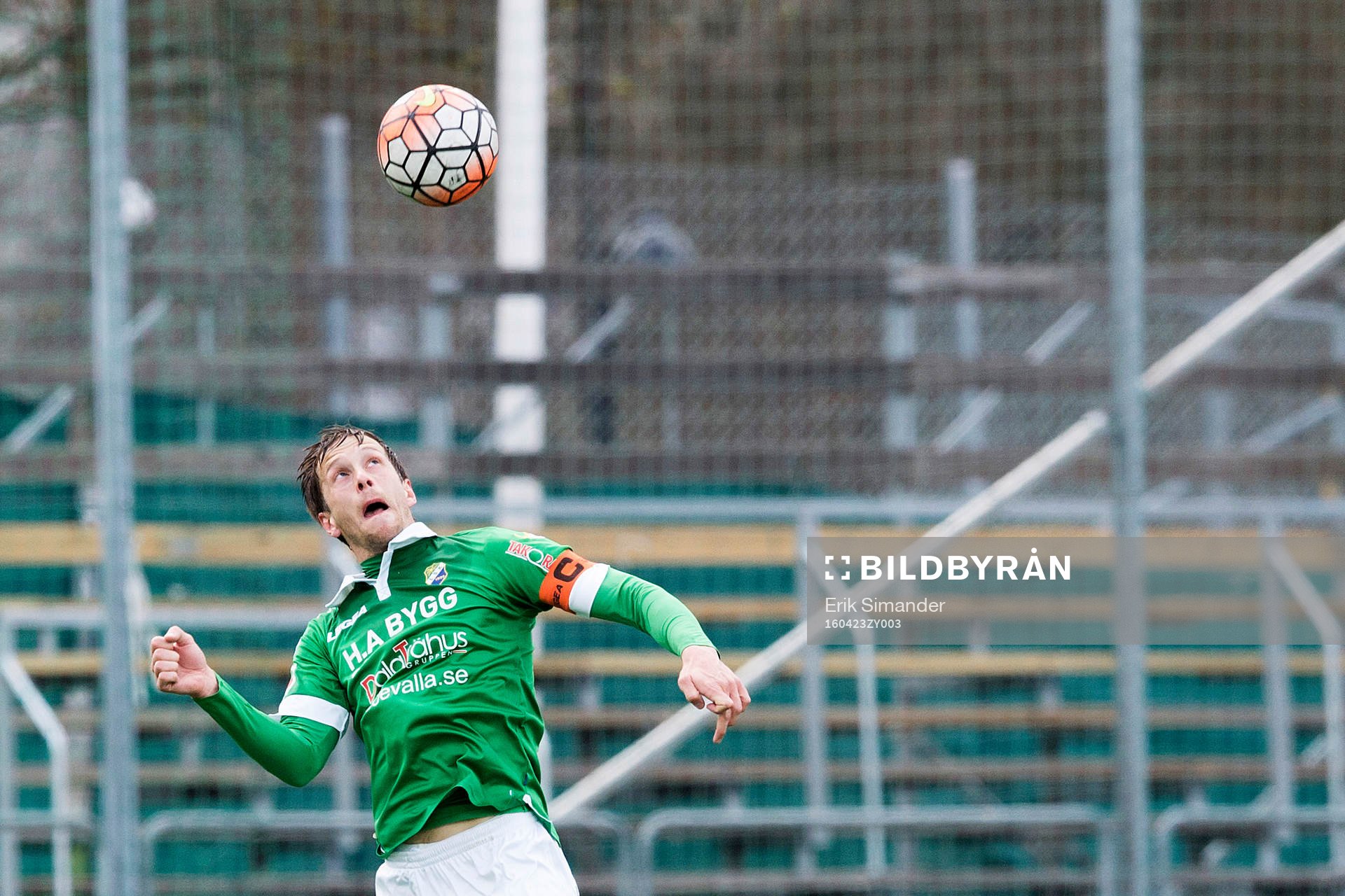 Ljungskiles Alexander Mellqvist nickar bollen under fotbollsmatchen i Superettan mellan AFC United och Ljungskile den 23 april i Stockholm.