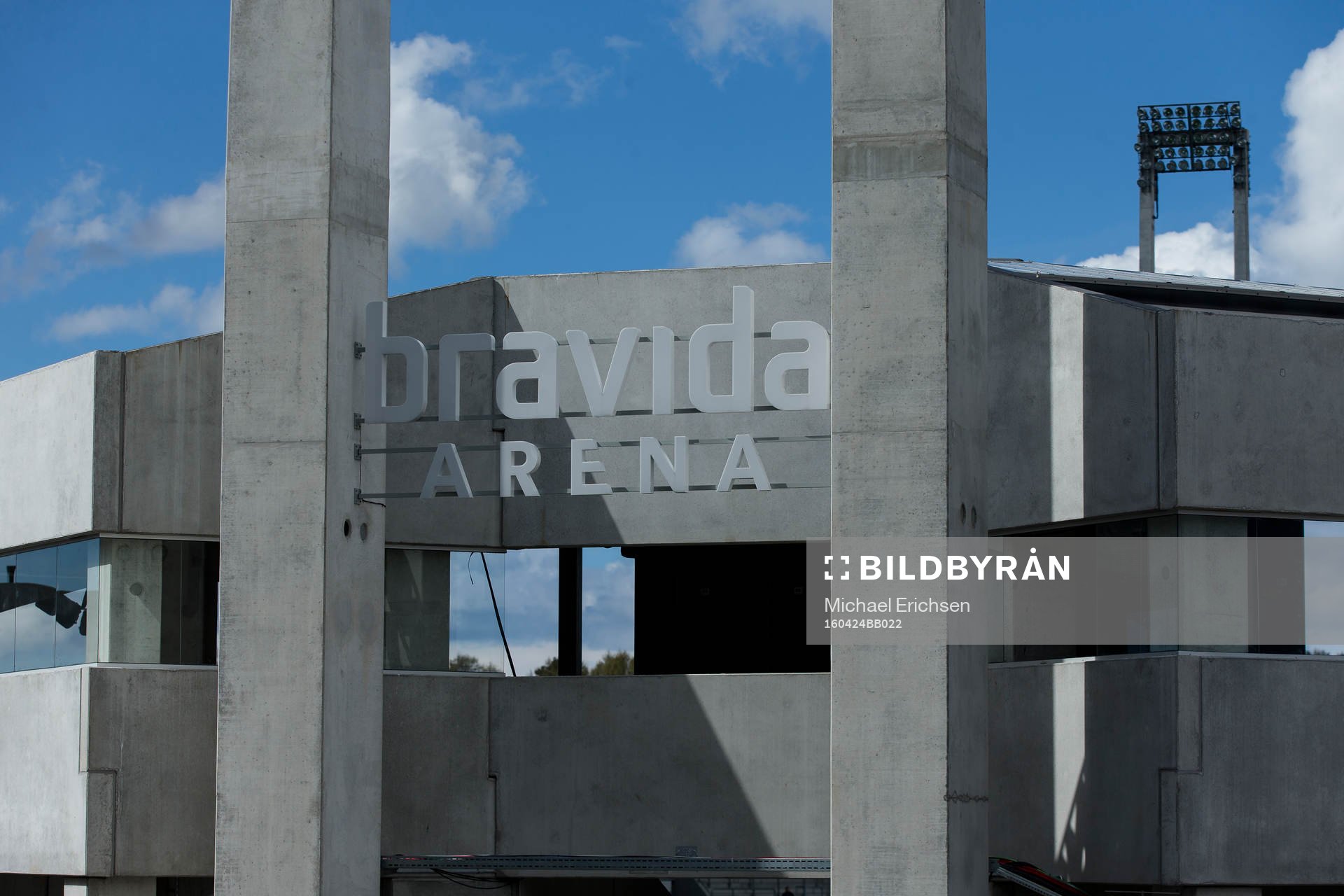 Bravida Arena exteriört innan fotbollsmatchen i