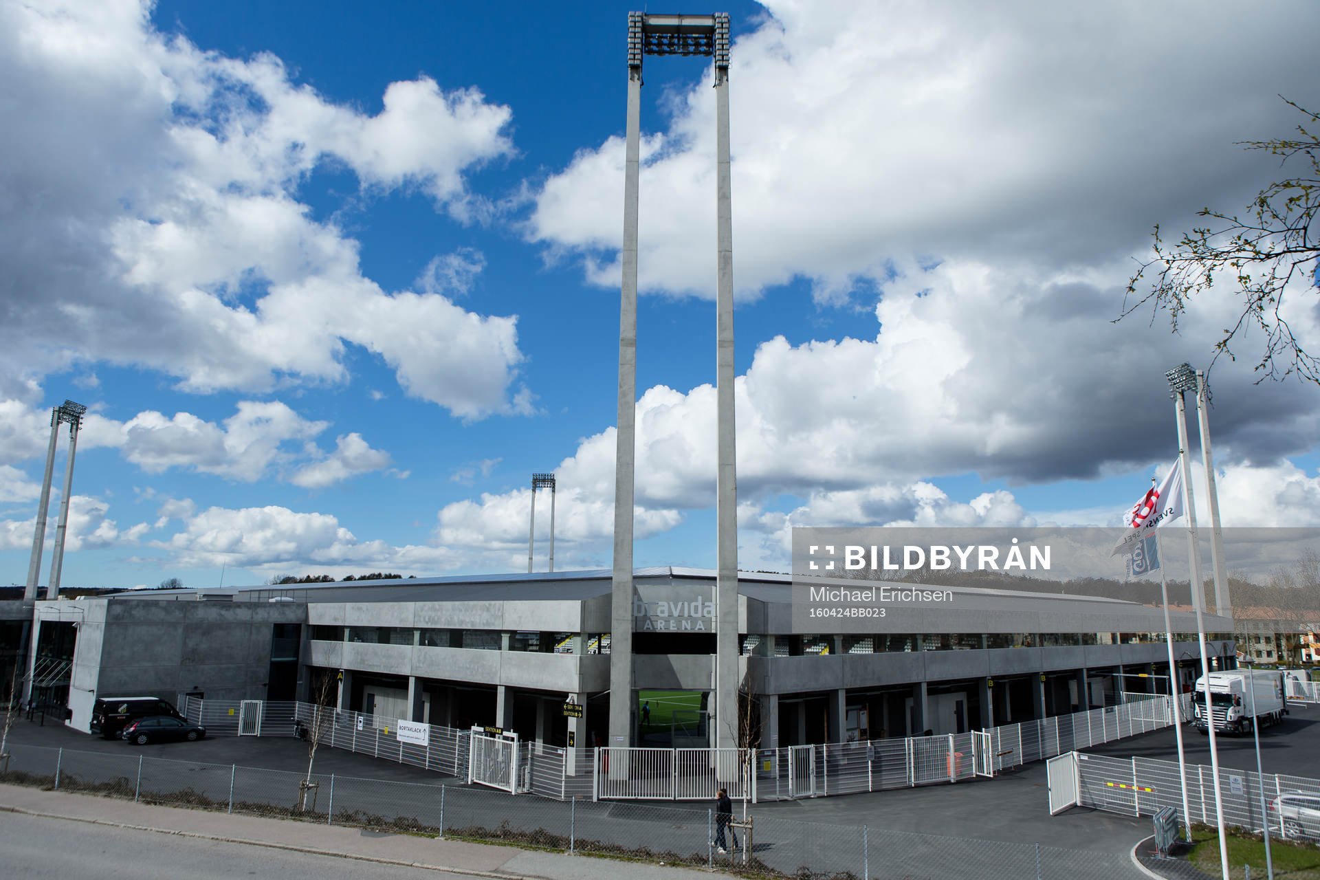 Bravida Arena exteriört innan fotbollsmatchen i