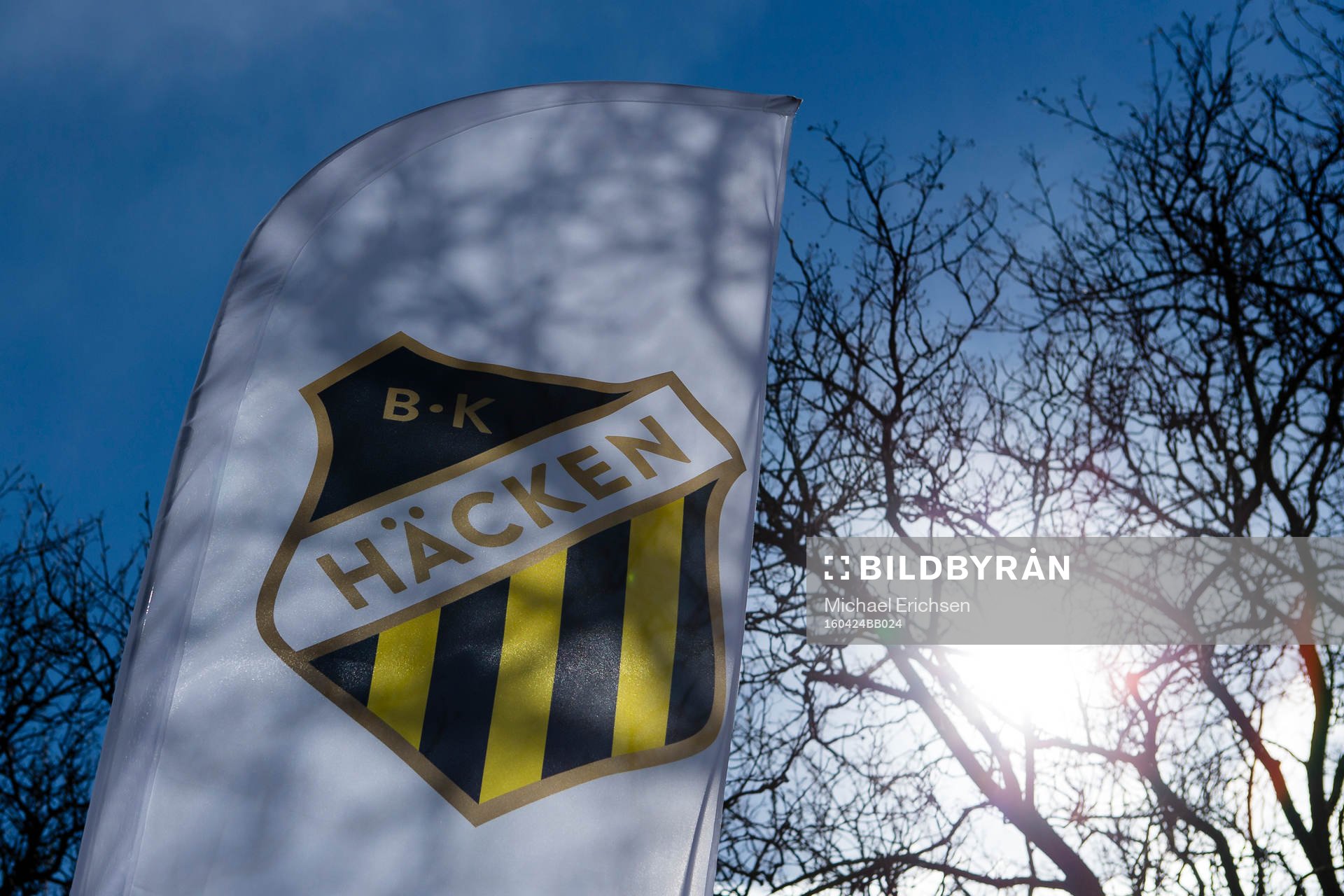 En Häcken flagga utanför Bravida Arena innan
