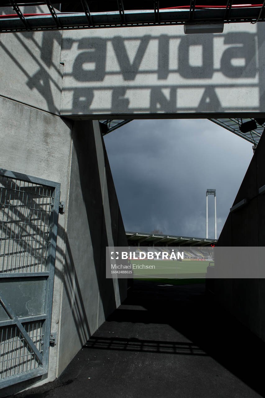 Bravida Arena exteriört innan fotbollsmatchen i