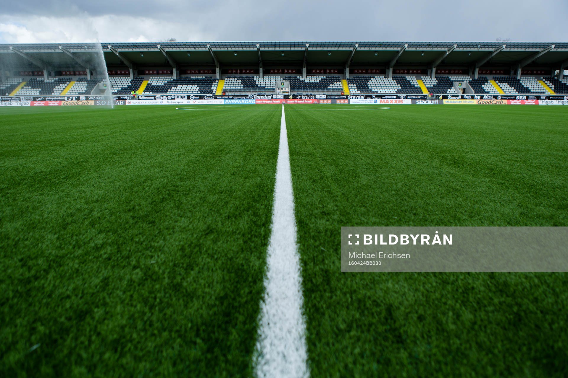 Mittlinjen över konstgräset inne på Bravida Arena innan