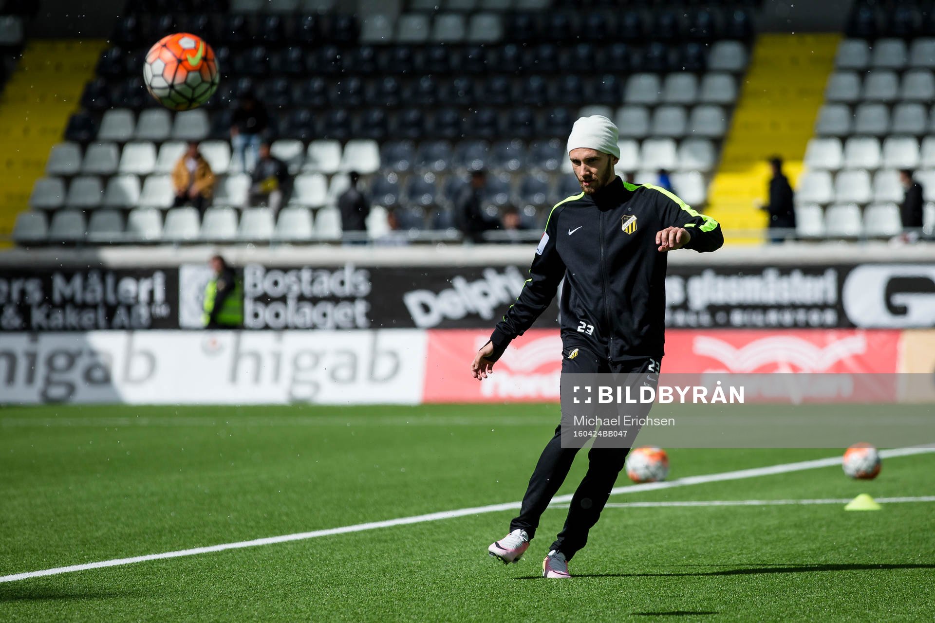 Häckens Simon Sandberg värmer upp innan fotbollsmatchen i